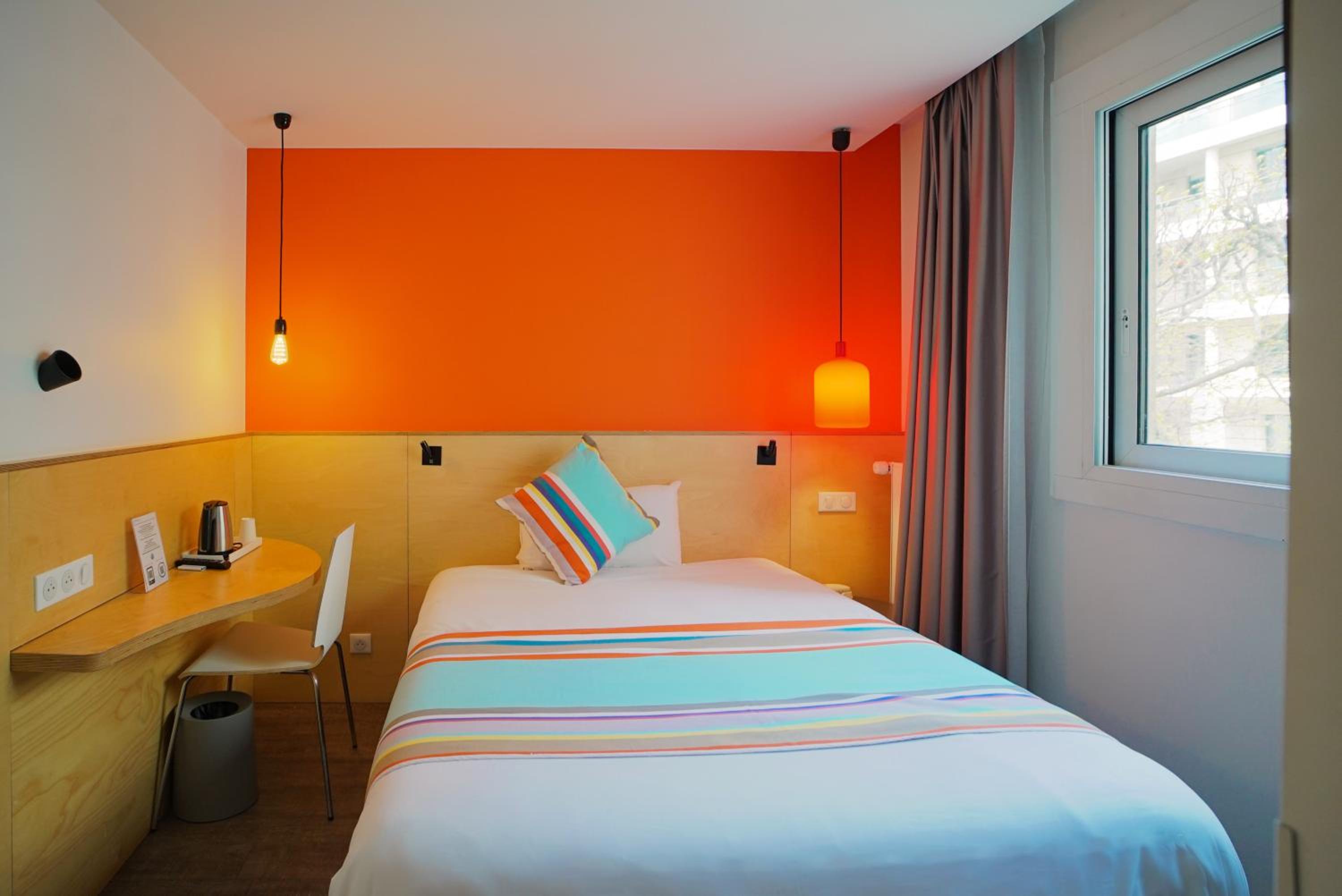 Hotel La Regence, hotel 3 estrellas en Courbevoie