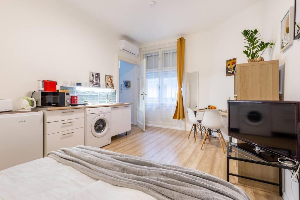 UrbanNest - Super Cozy Apartment by NW view 3