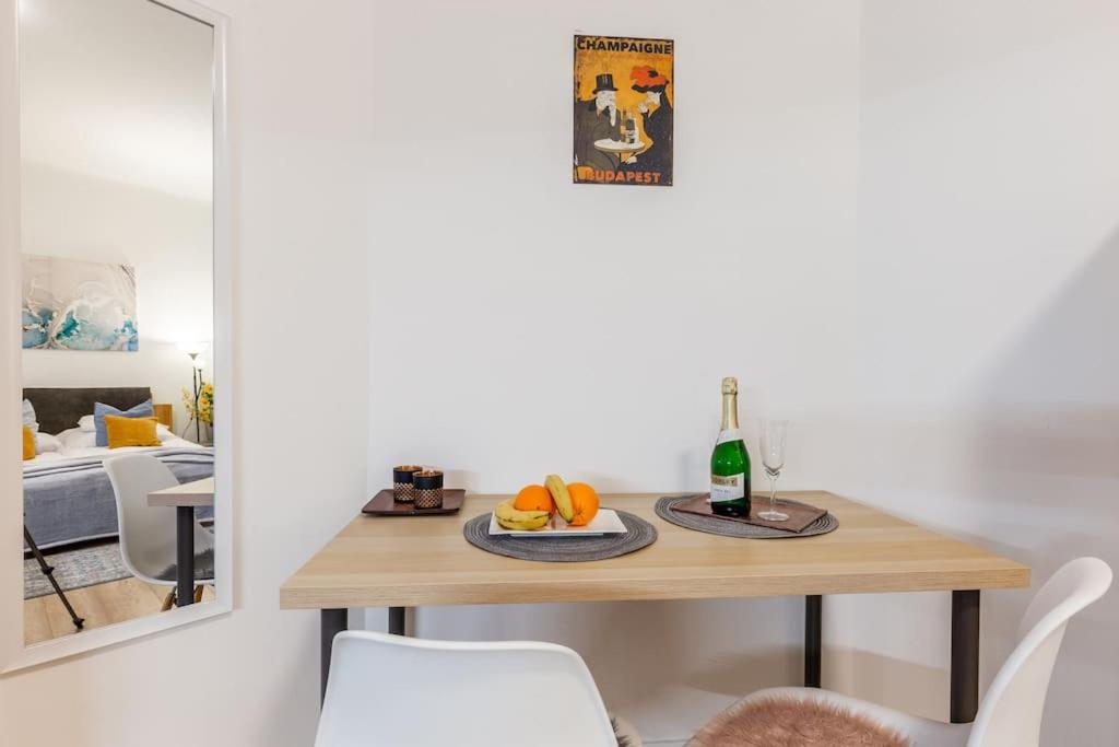 UrbanNest - Super Cozy Apartment by NW view 5