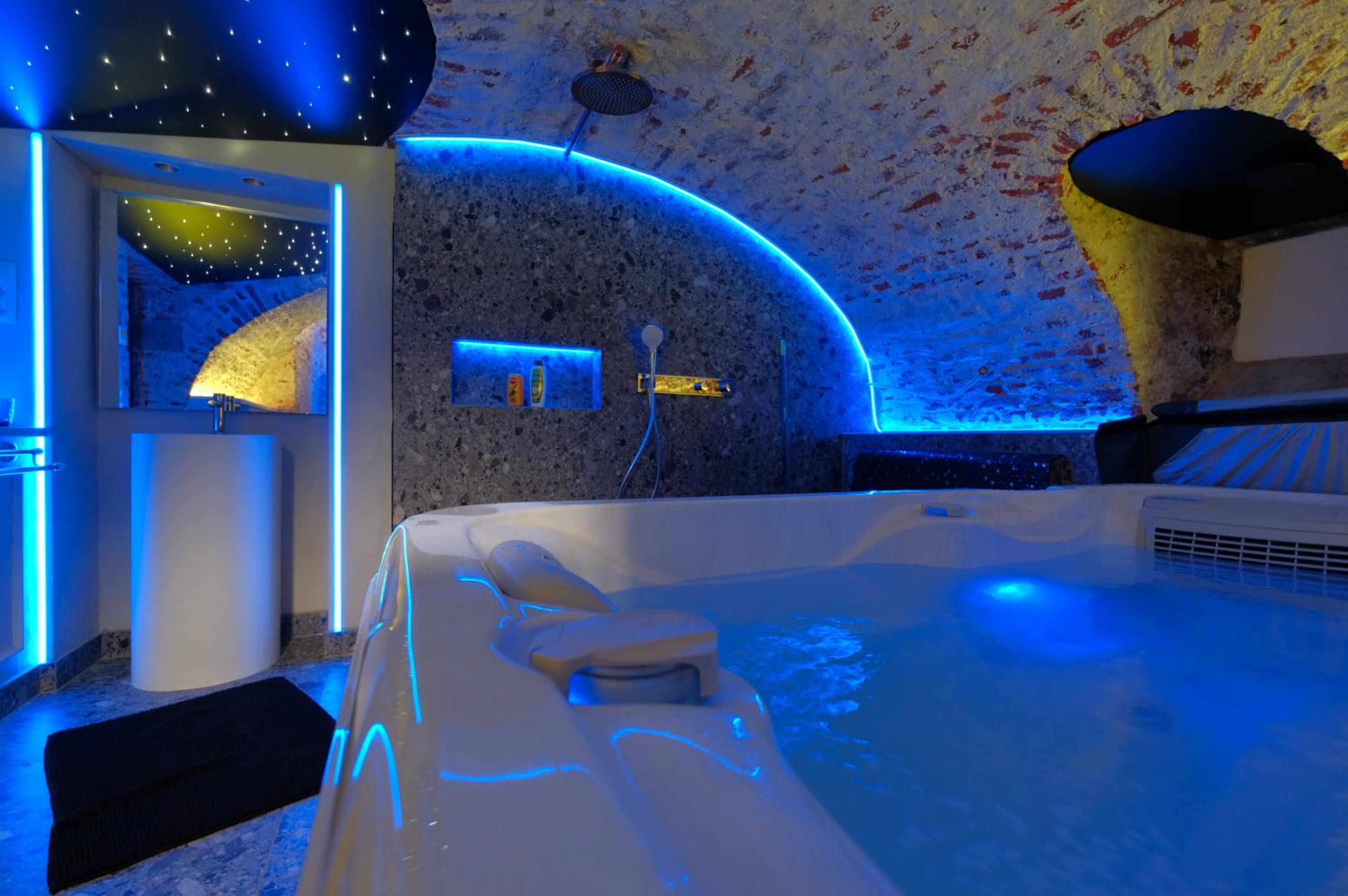 Secret Jacuzzi Mons - Parking privé gratuit