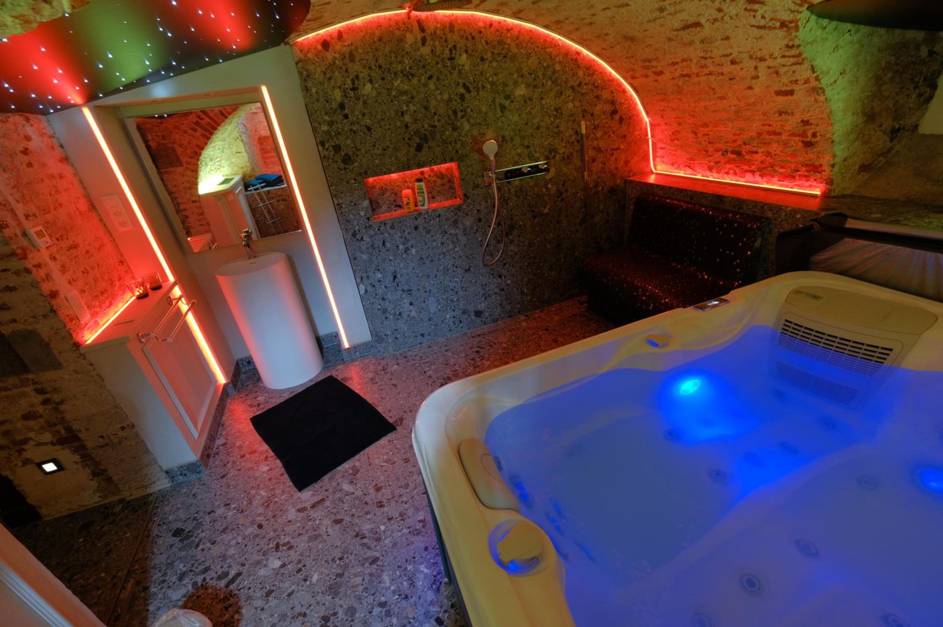 Secret Jacuzzi Mons - Parking privé gratuit