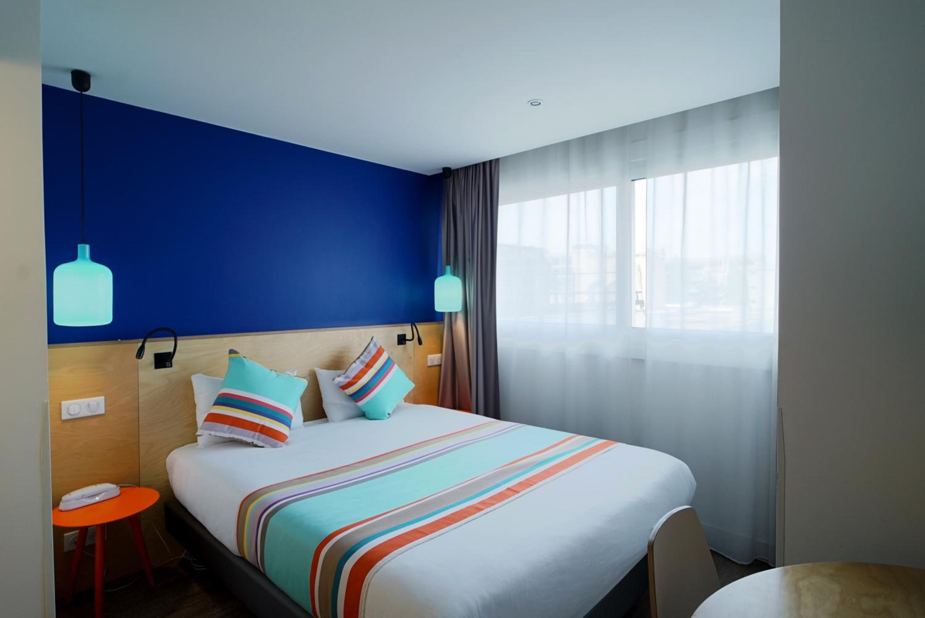 Hotel La Regence, hotel 3 estrellas en Courbevoie