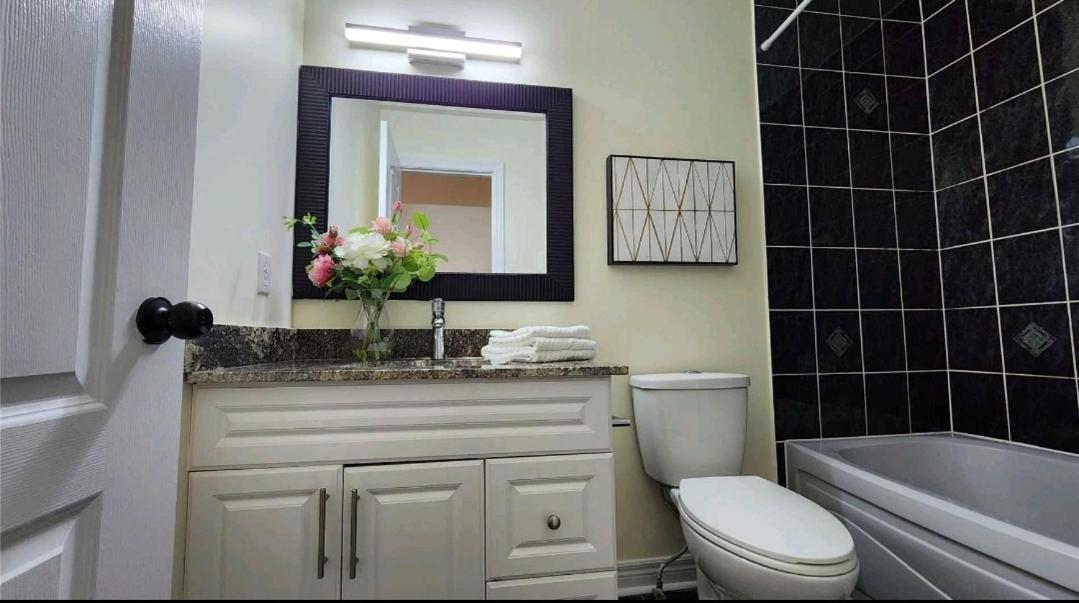 Super Huge Comfortable King Bedroom near Toronto Pearson Airport