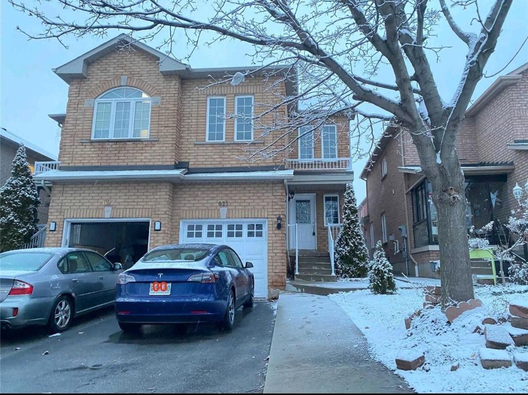 Super Huge Comfortable King Bedroom near Toronto Pearson Airport