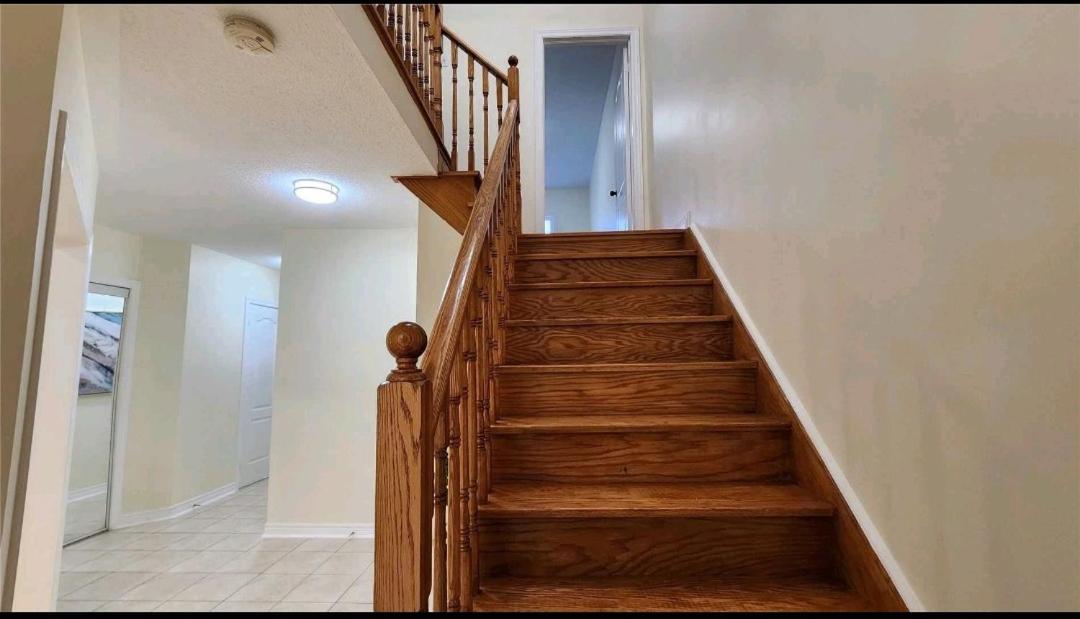 Super Huge Comfortable King Bedroom near Toronto Pearson Airport