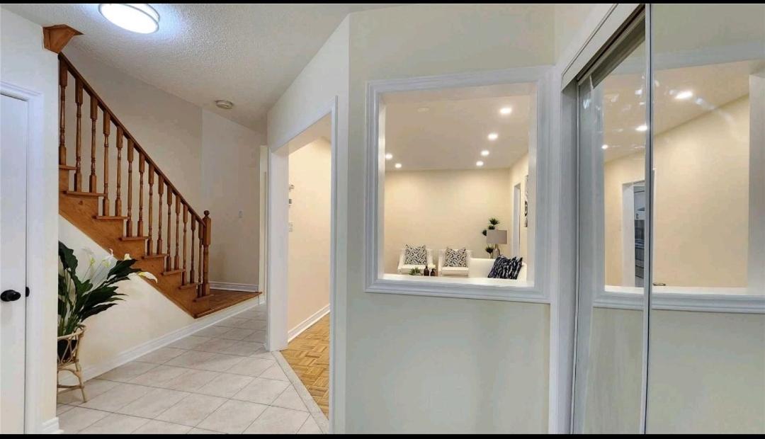 Super Huge Comfortable King Bedroom near Toronto Pearson Airport