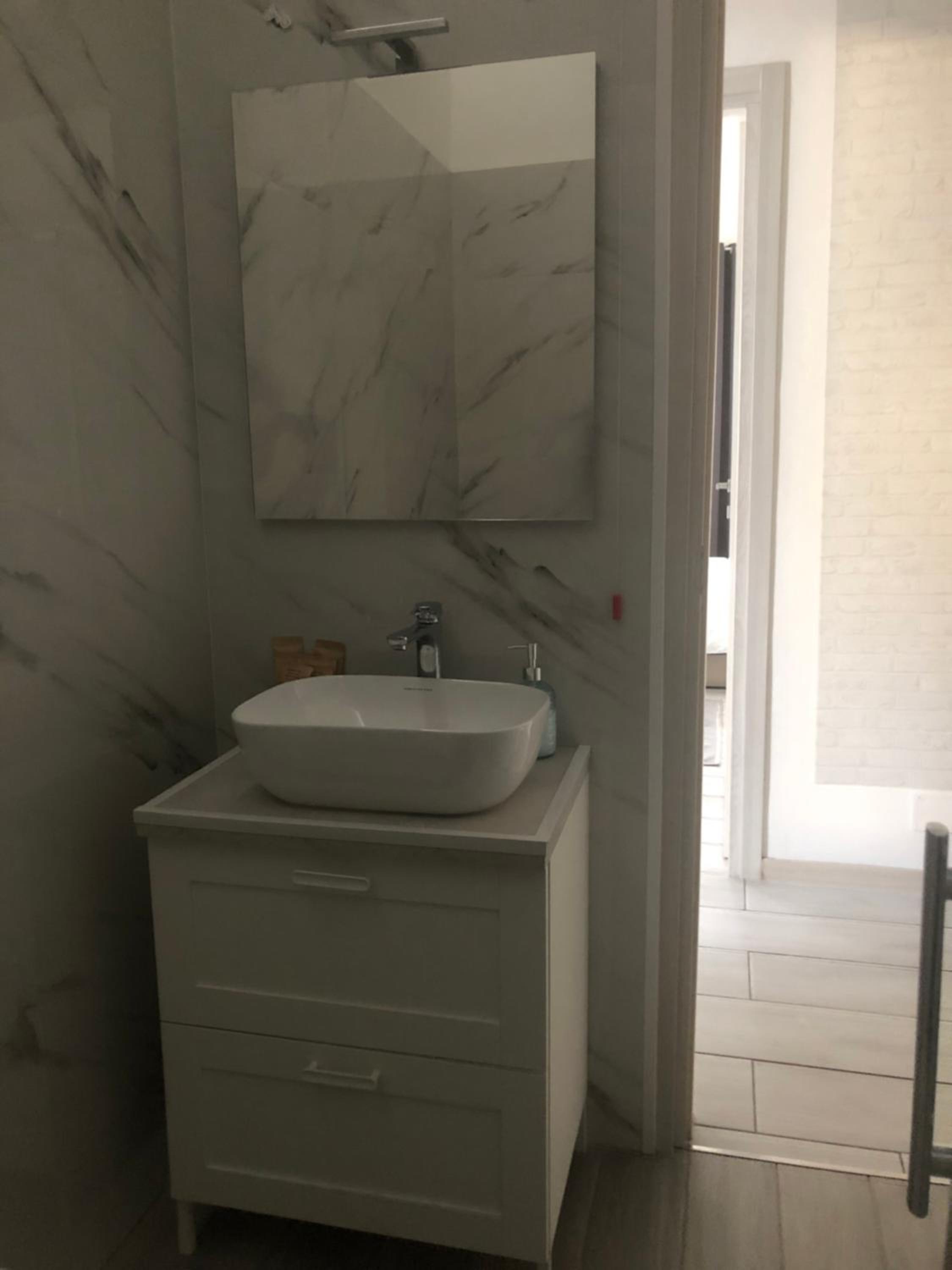 Casa L'Aquila en Como — bathroom