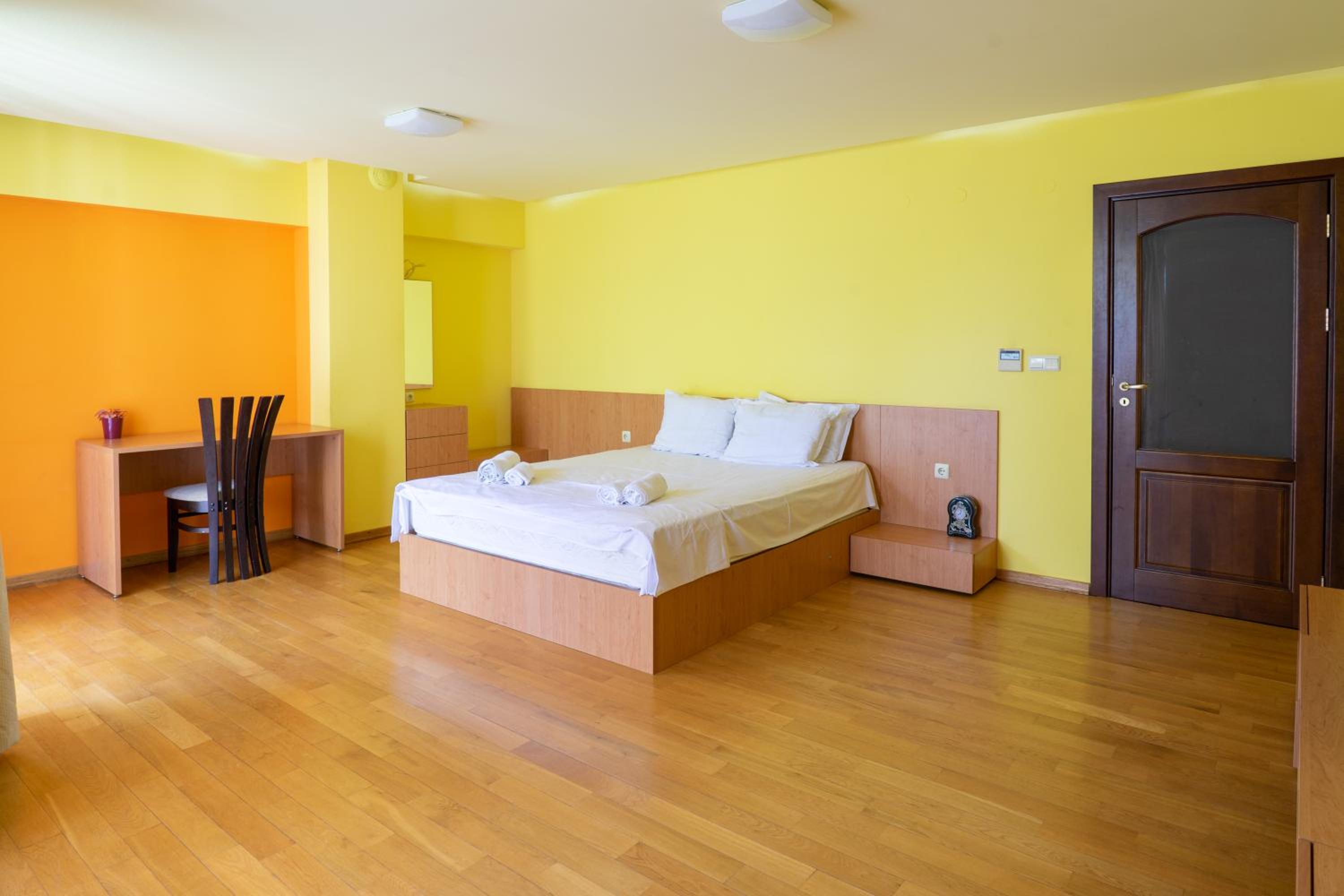 Central flat with Monster living room