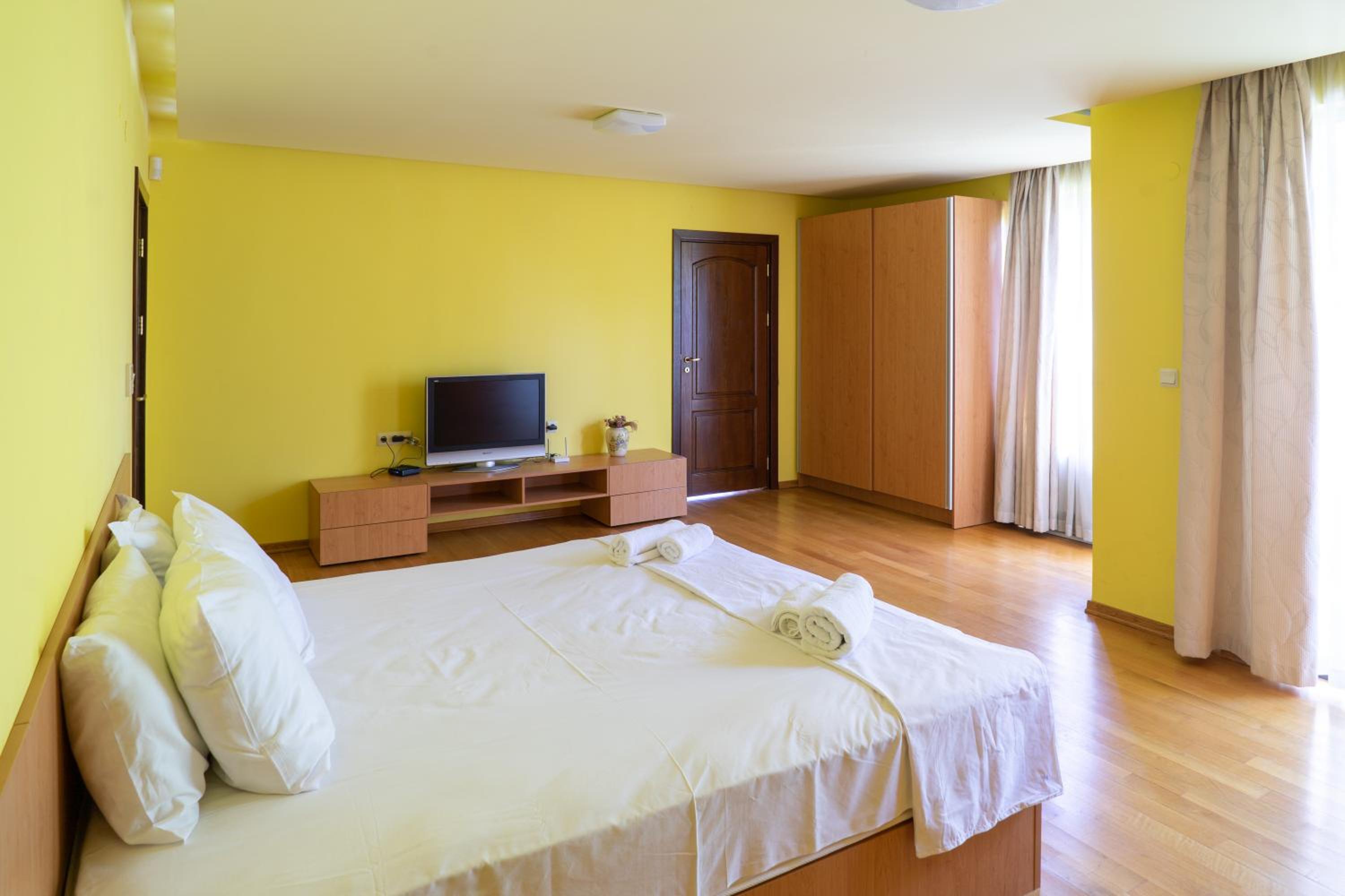 Central flat with Monster living room