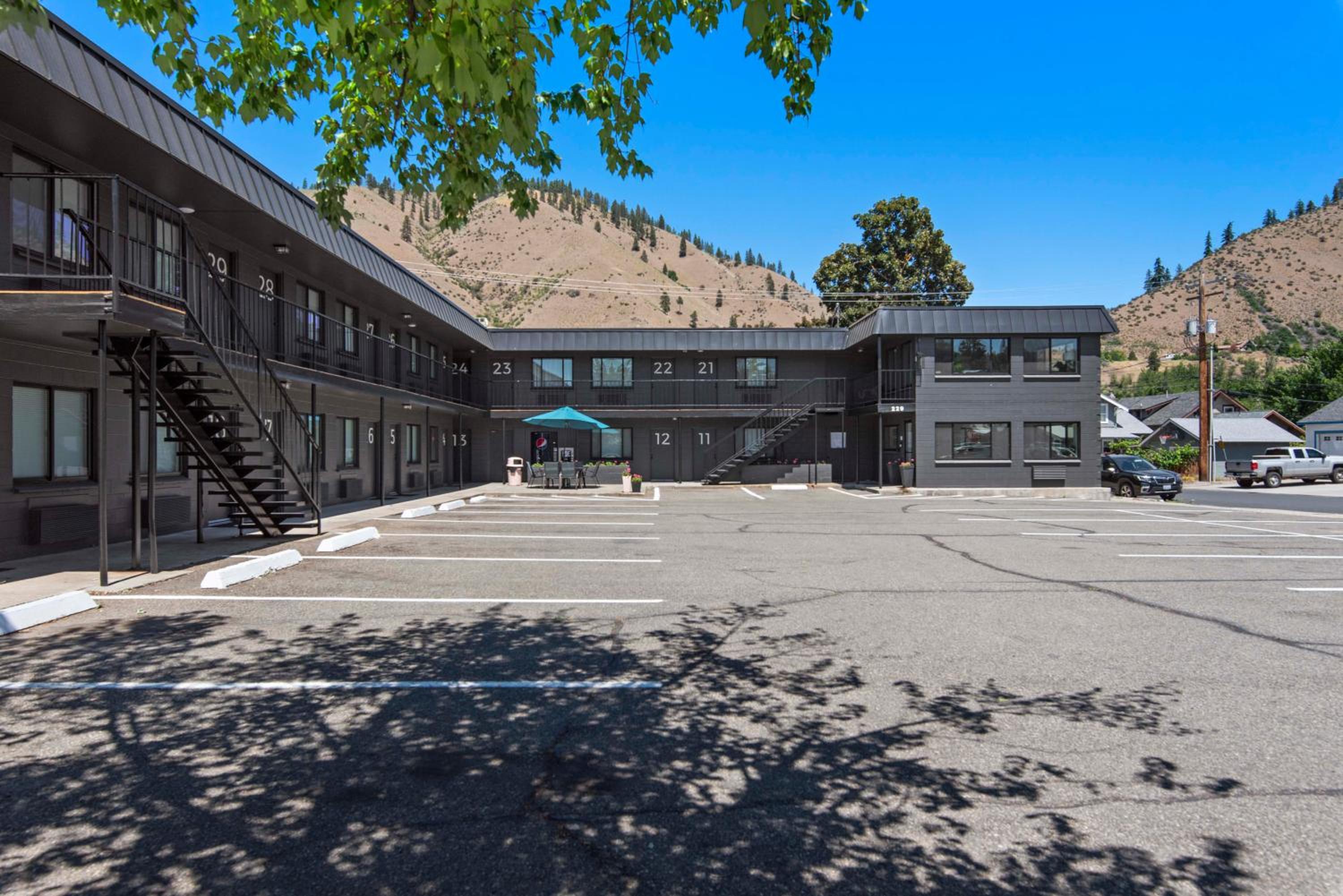 Hotel Cashmere Inn - Image 1