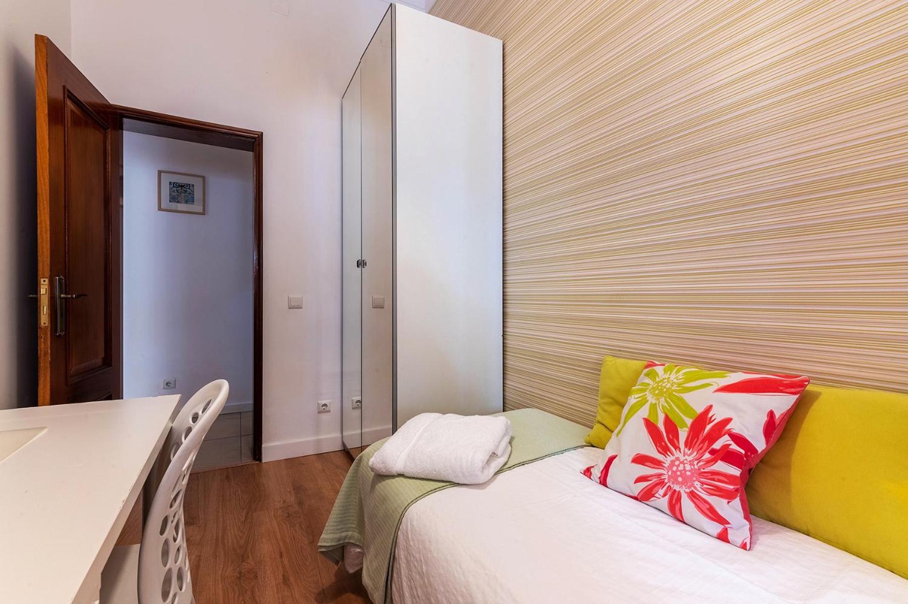 ALM- Spacious. Sunny. Patio. Quiet area. FAST WIFI view 4