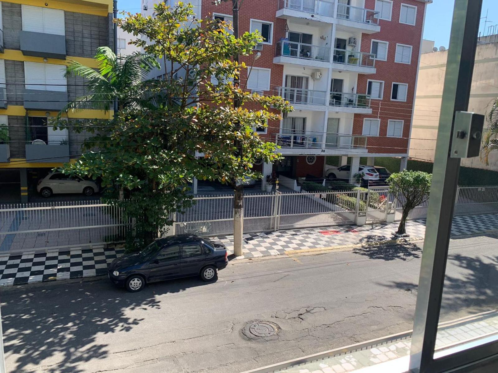 Apartamento Praia das Astúrias, 2 minutos de caminhada para praia, piscina, garagem demarcada, cama Queen