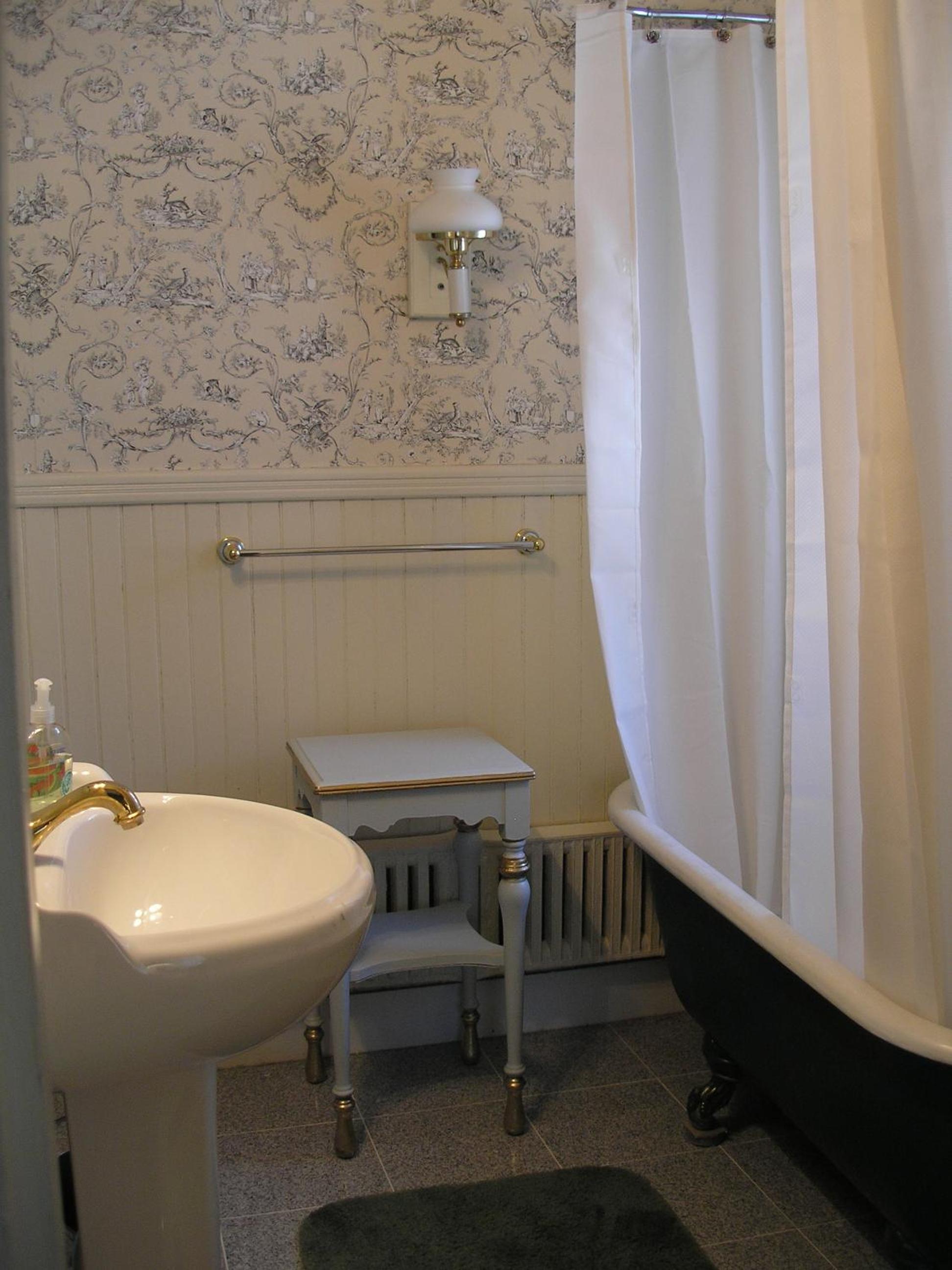 Rutland Vacations - Antique Mansion B  B - Property Image 1