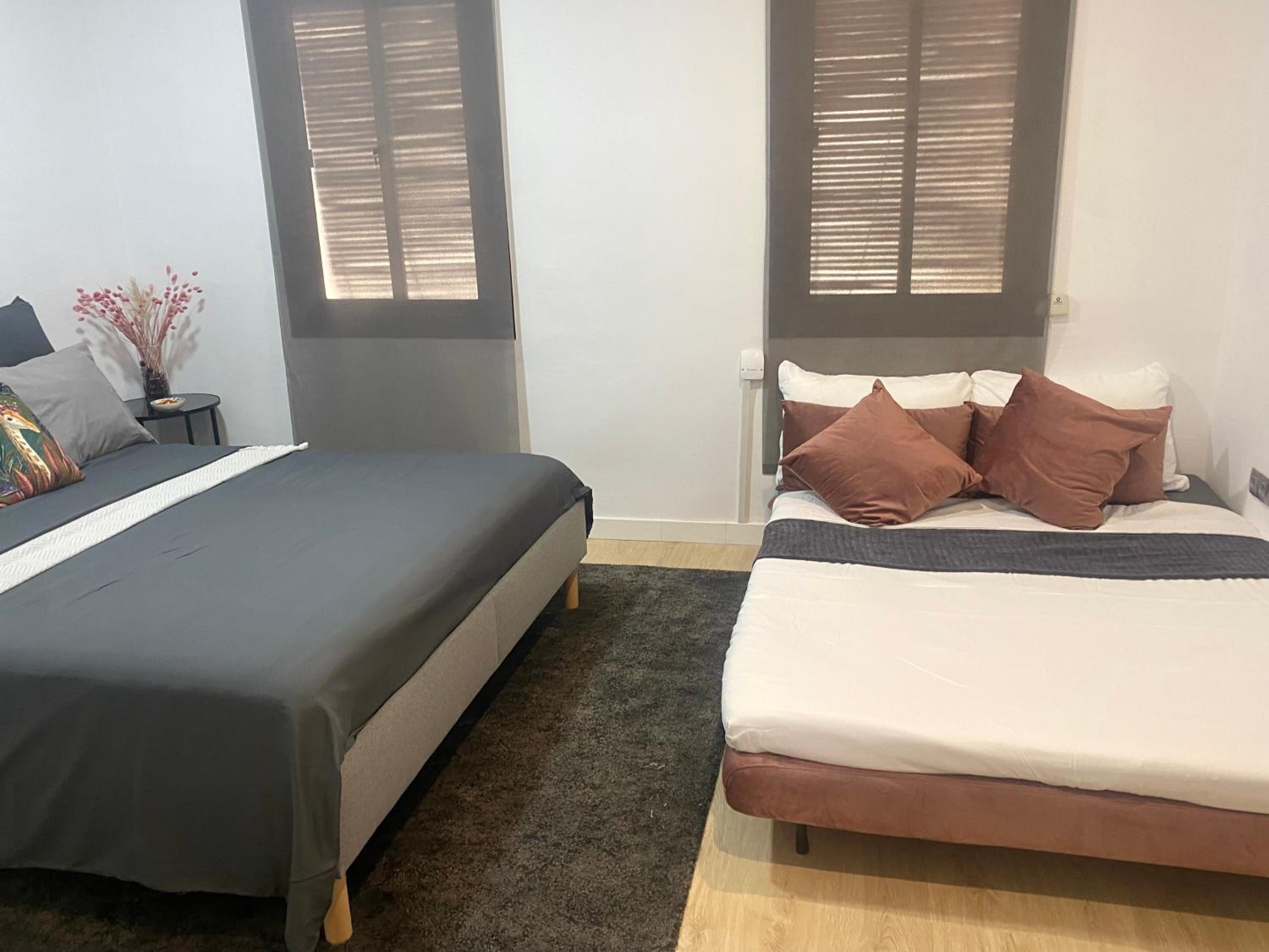 Barcelona Chic Apartments- Free Parking - 10 min BCN center by metro