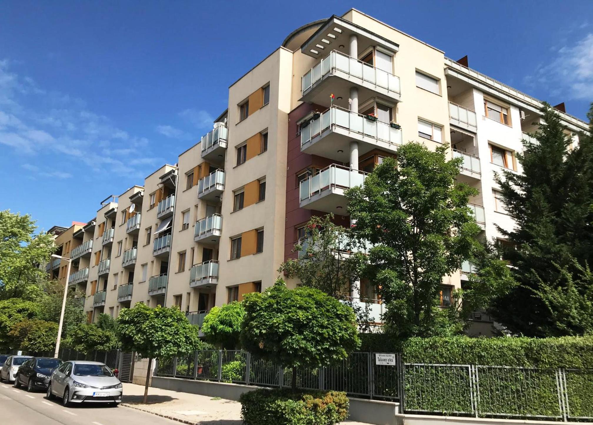 Harmony Apartments - Balcony, AC, Free Parking, Metro, Self Check-In