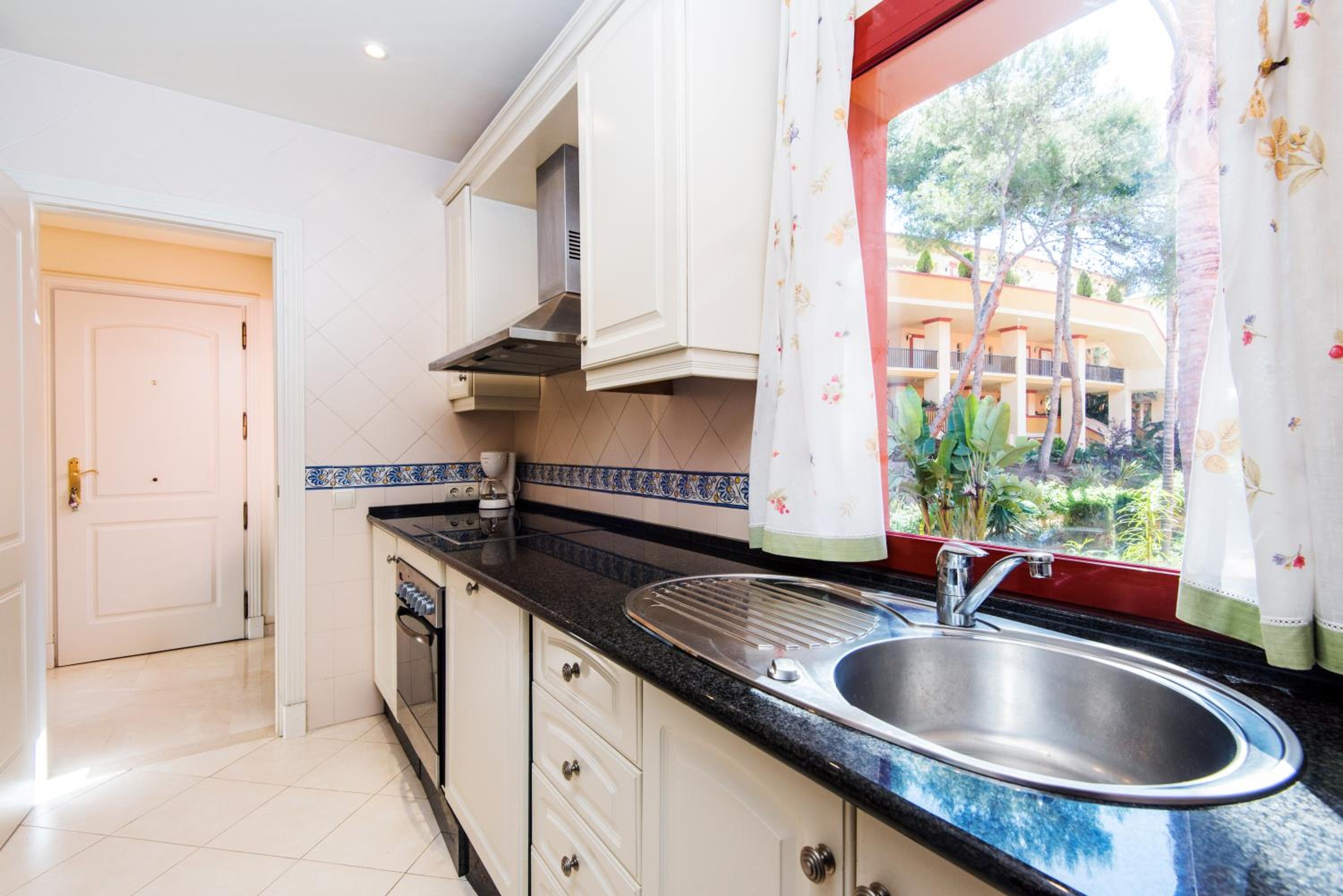 Rentandhomes marbella luxury beach