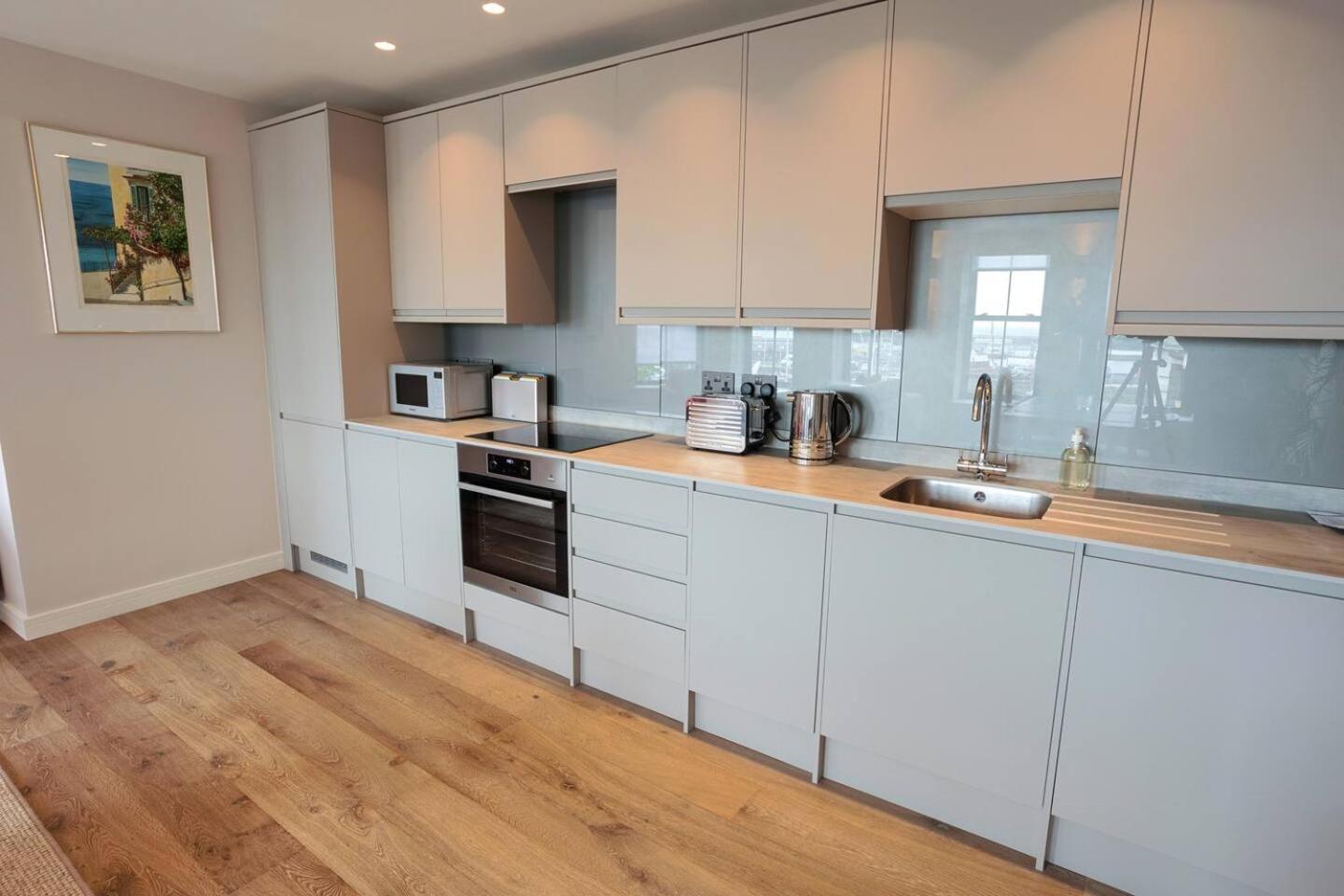 The Royal Suite- Harbour Views- Ramsgate view 3