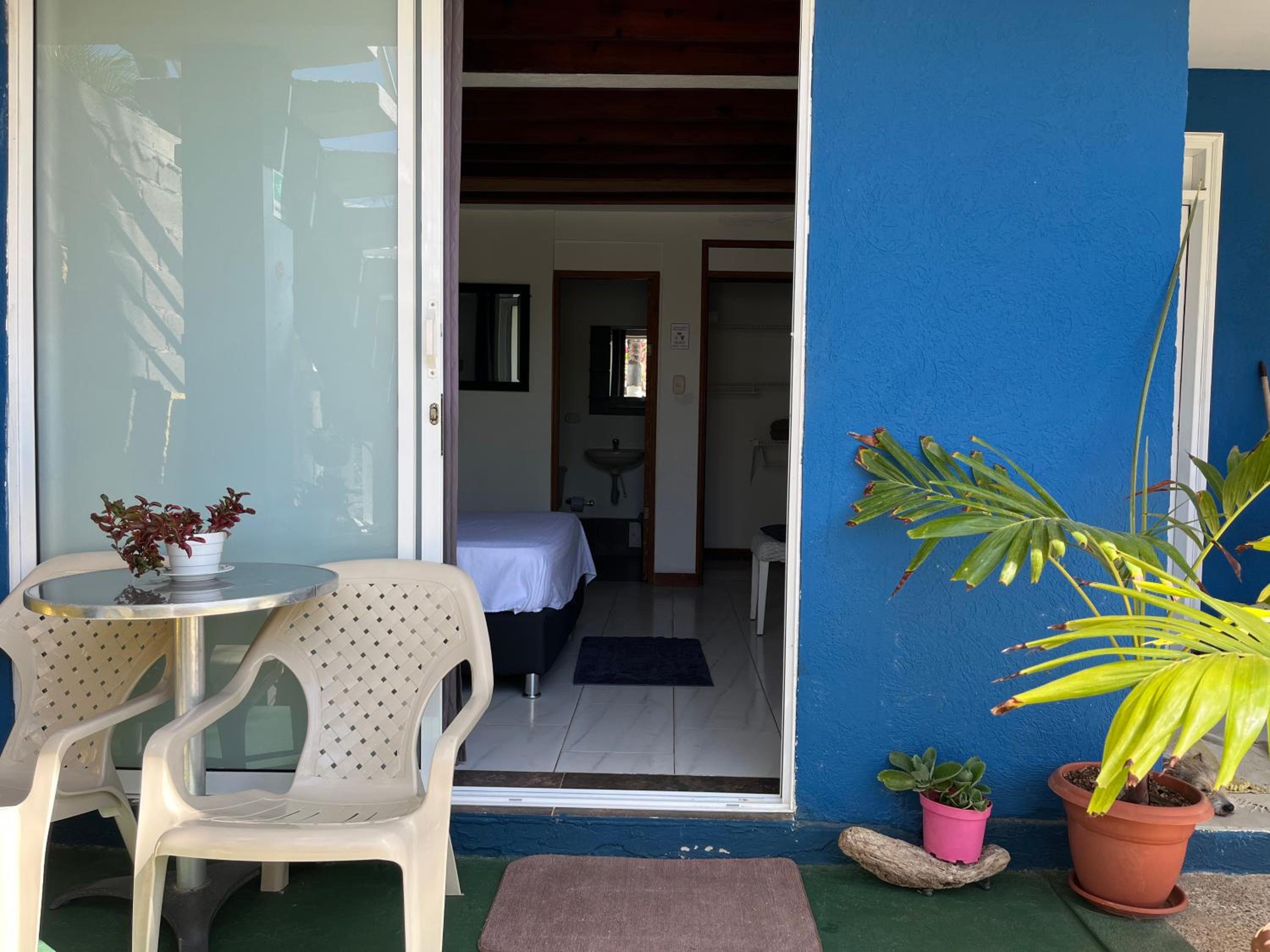 habitación privada con jardín cerca a la playa