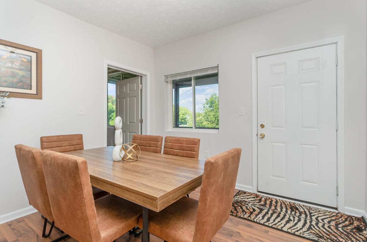 Amazing Downtown Views - 3 Minutes to Downtown! view 4