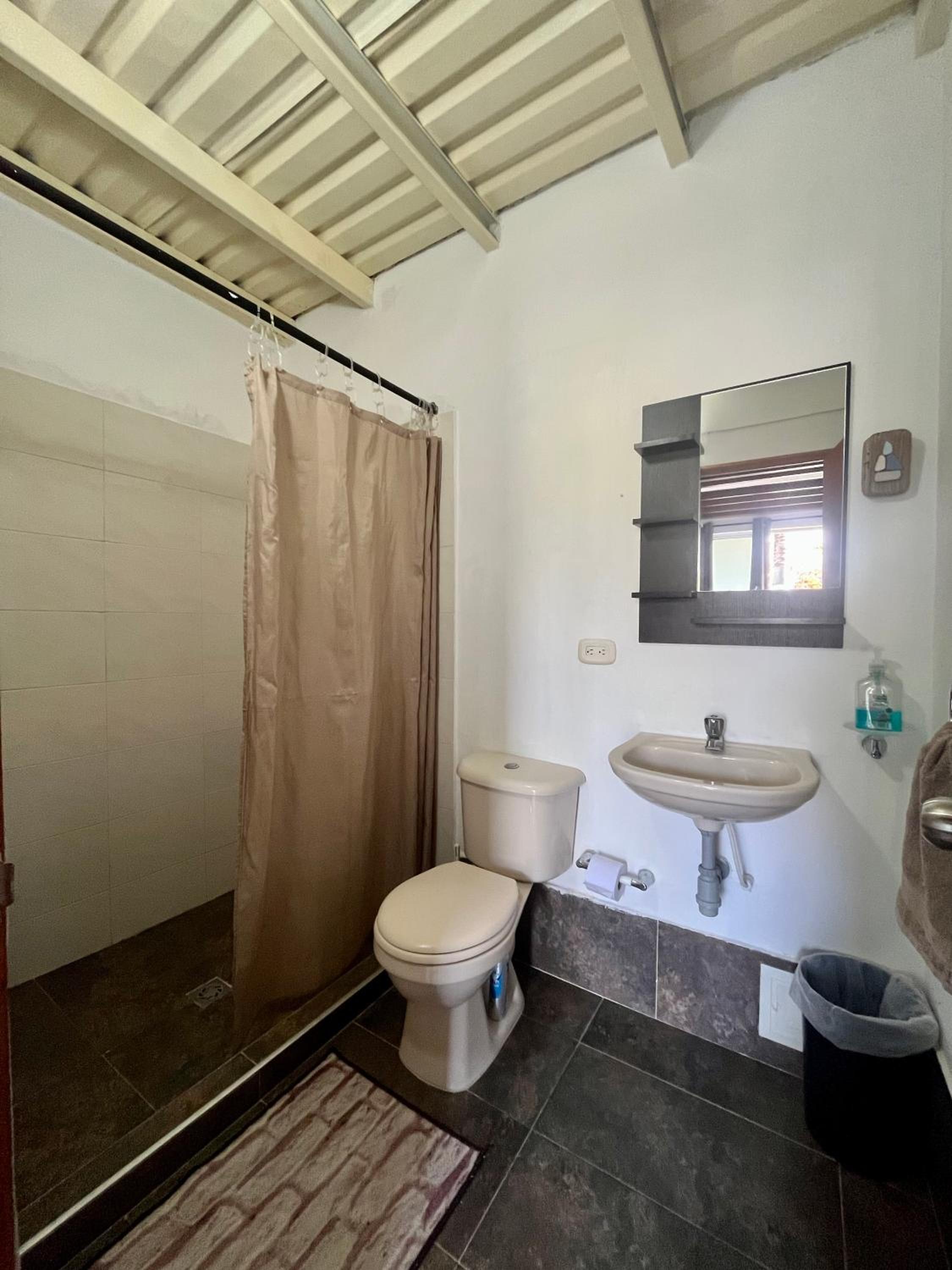 habitación privada con jardín cerca a la playa