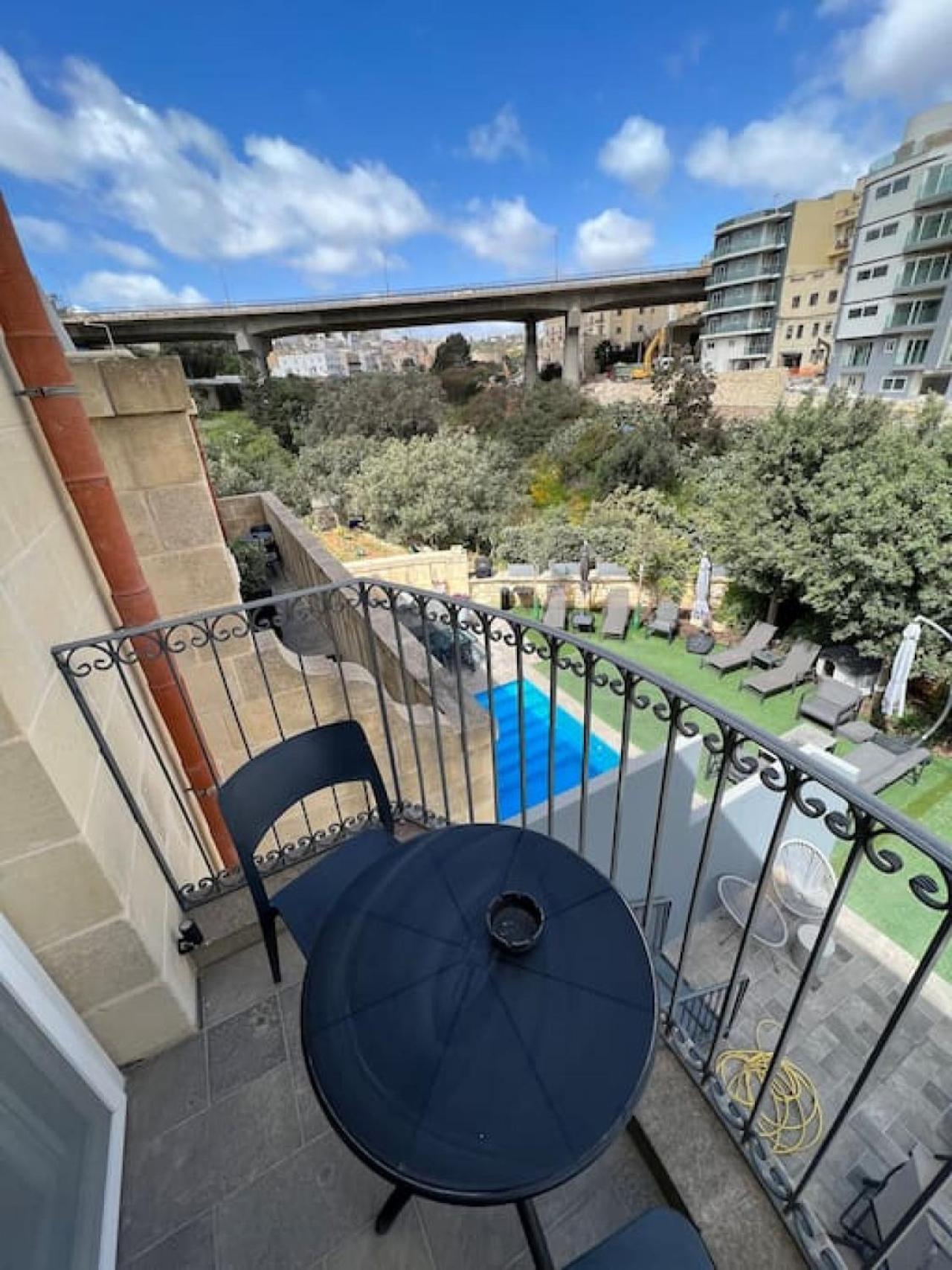 The Valley Room 7 condo with parking on premises photo 4