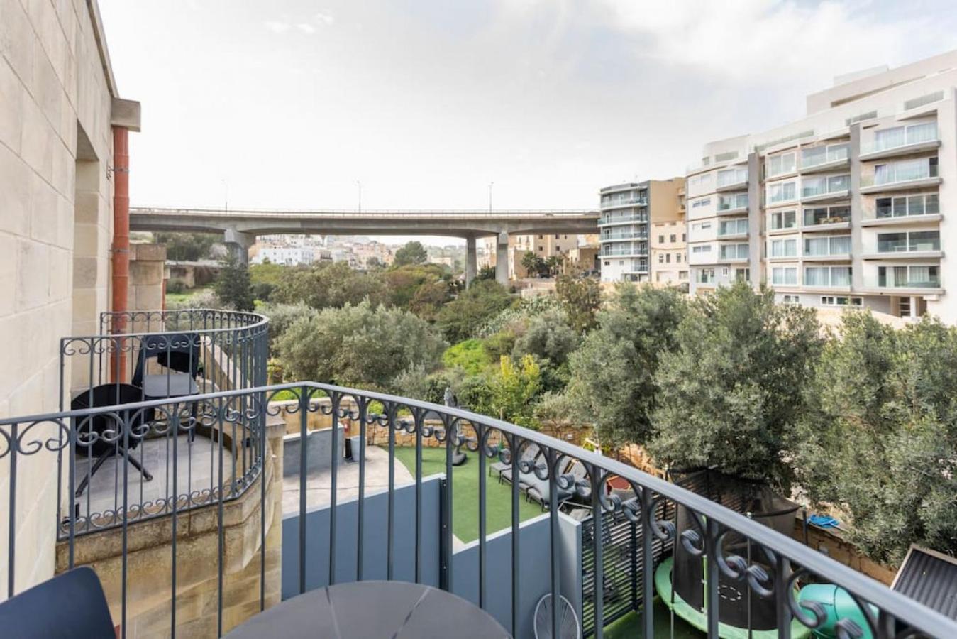 The Valley Room 7 condo with parking on premises photo 2