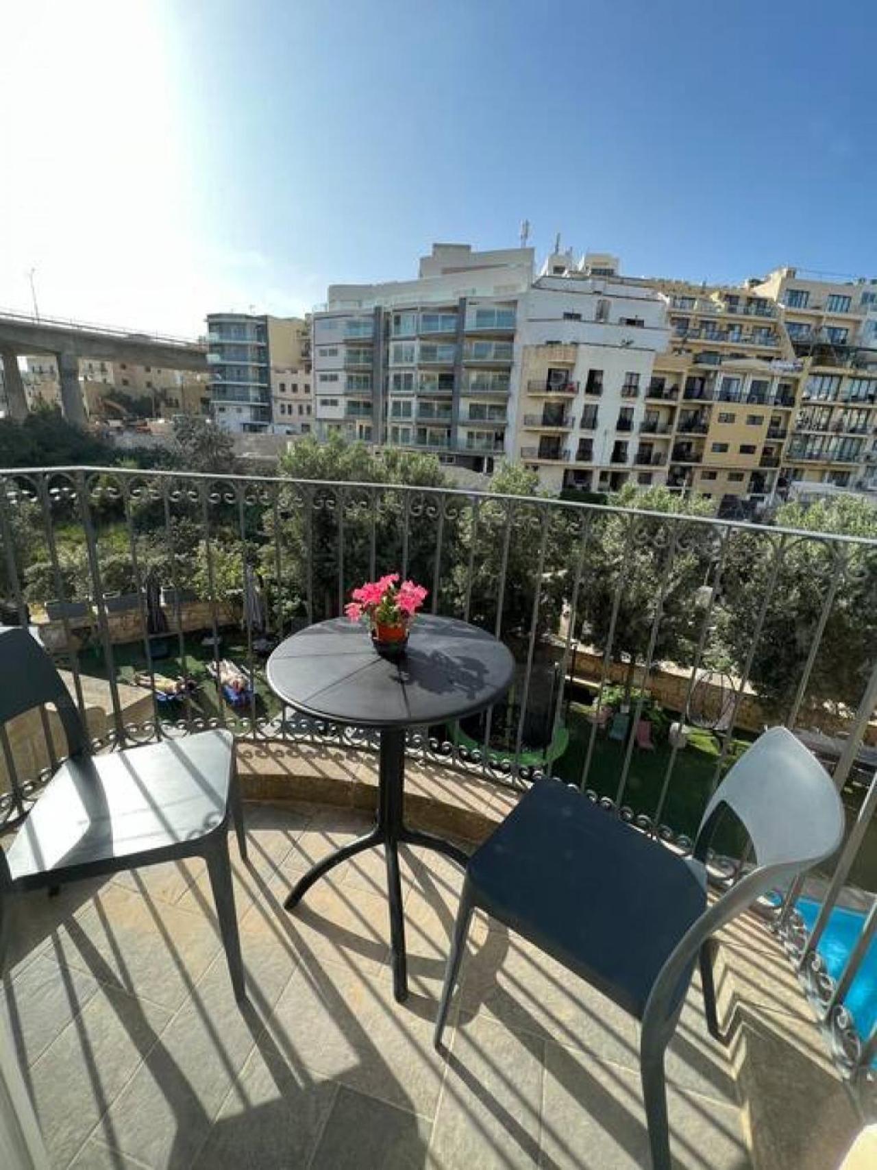 The Valley Room 6 with parking on premises photo 4
