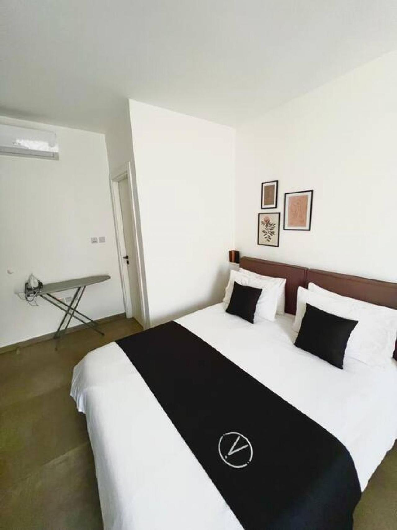 The Valley Room 6 with parking on premises photo 2