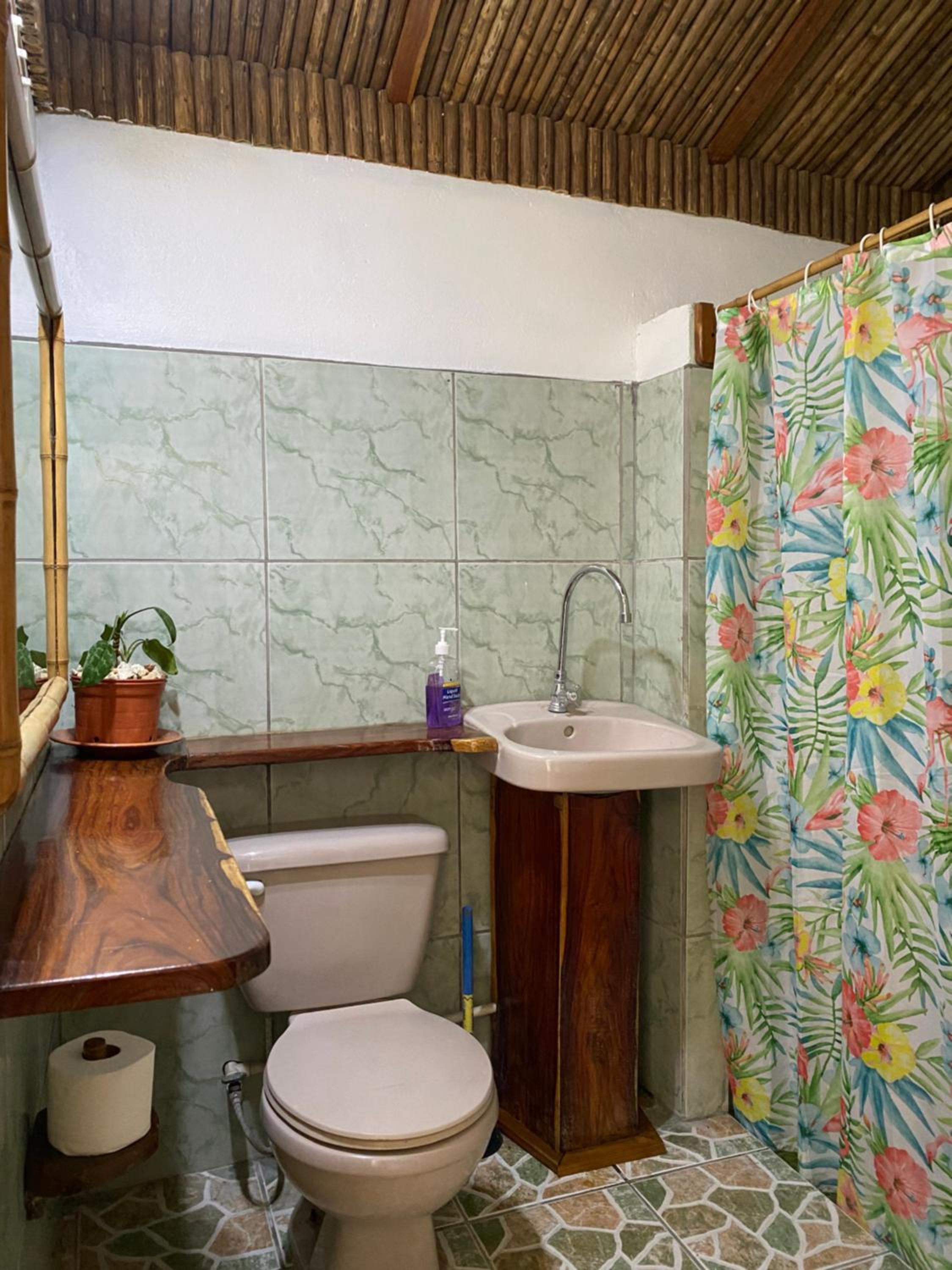 Mauras Tropical Mini Hostel & Tours