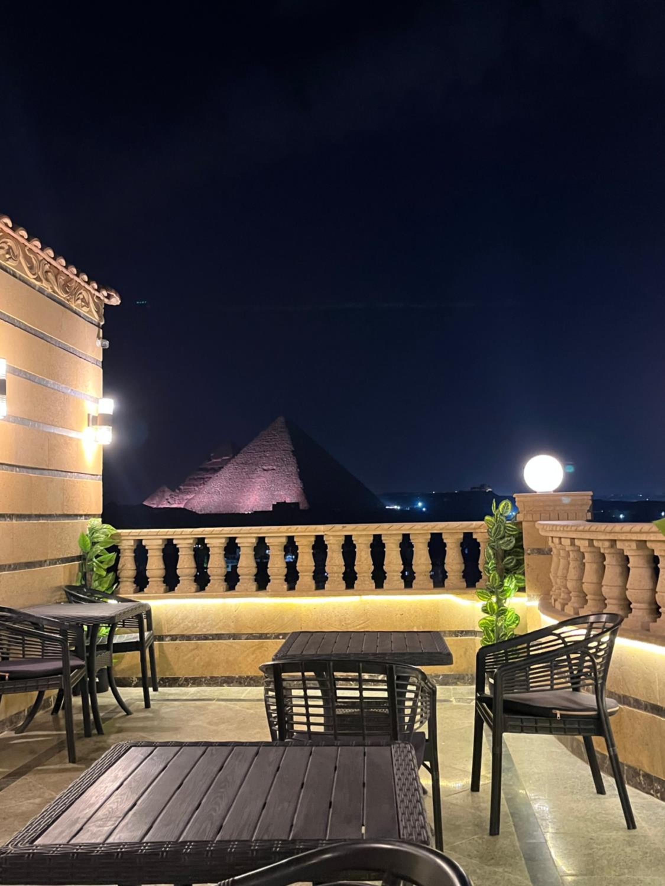 Crowne Pyramids View inn