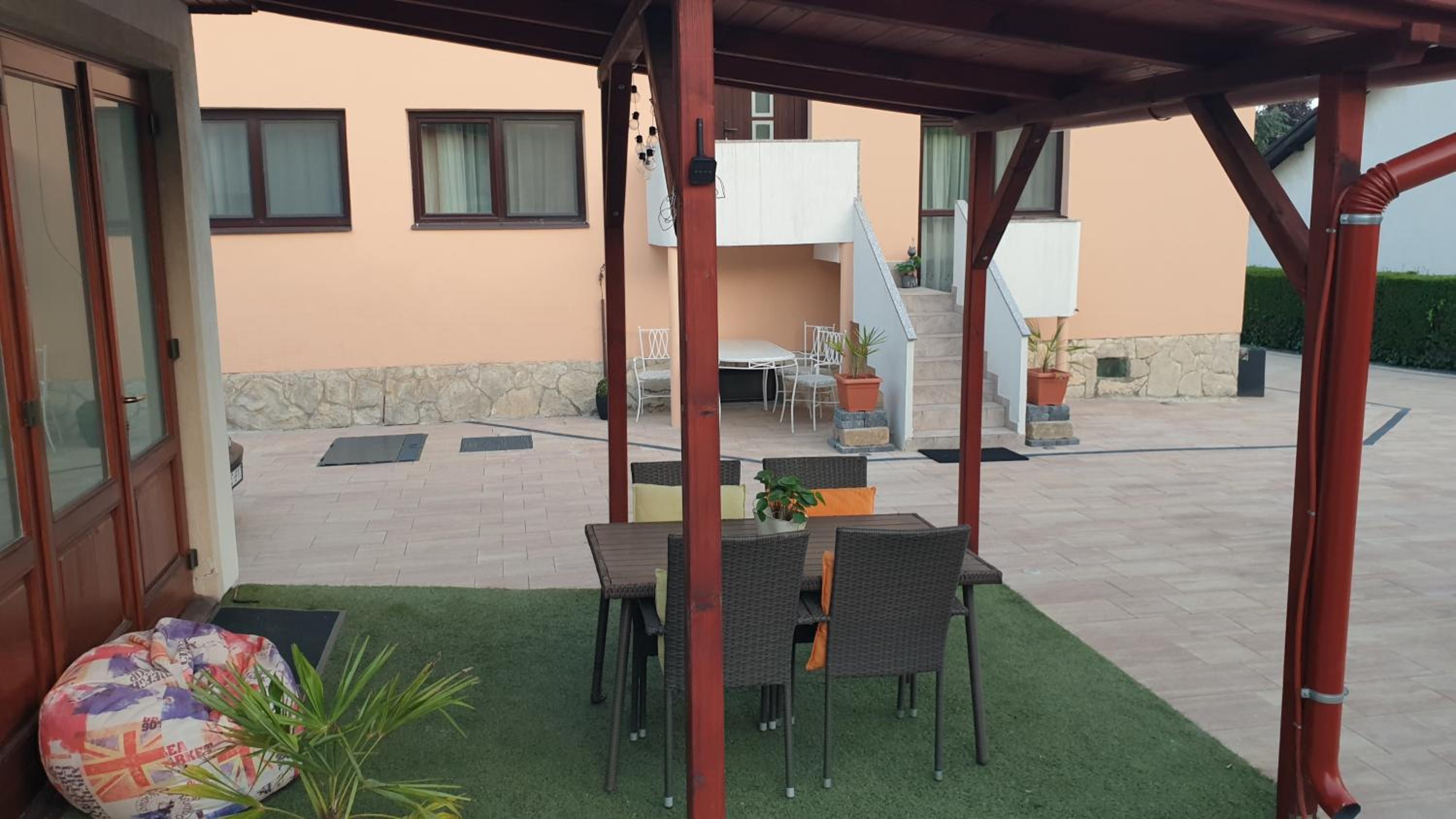 Sárréti Apartmanház