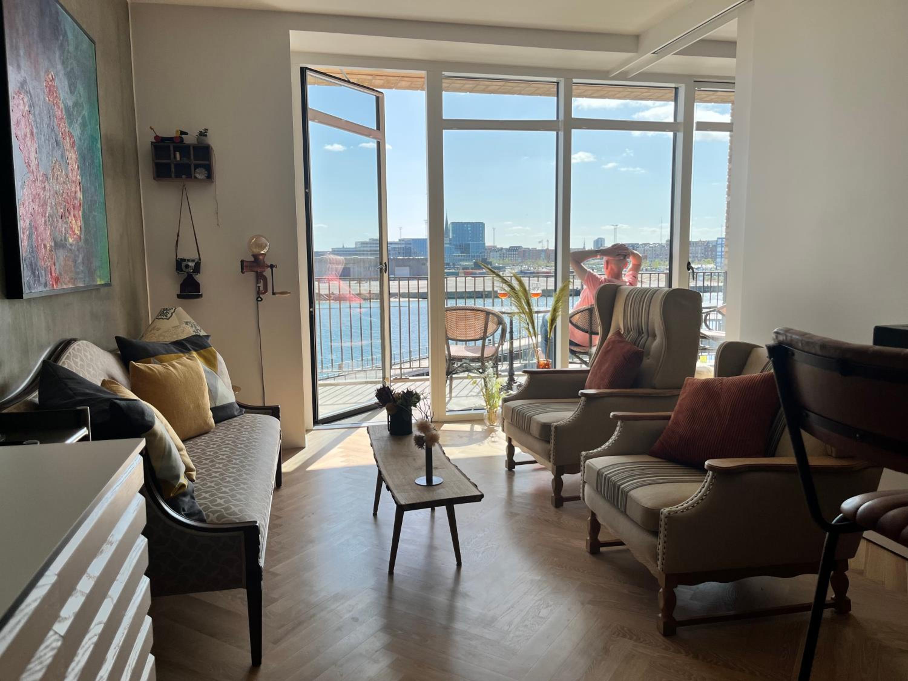 Apartment directly to seafront of Bassin 7 with big balcony and free parking view 5