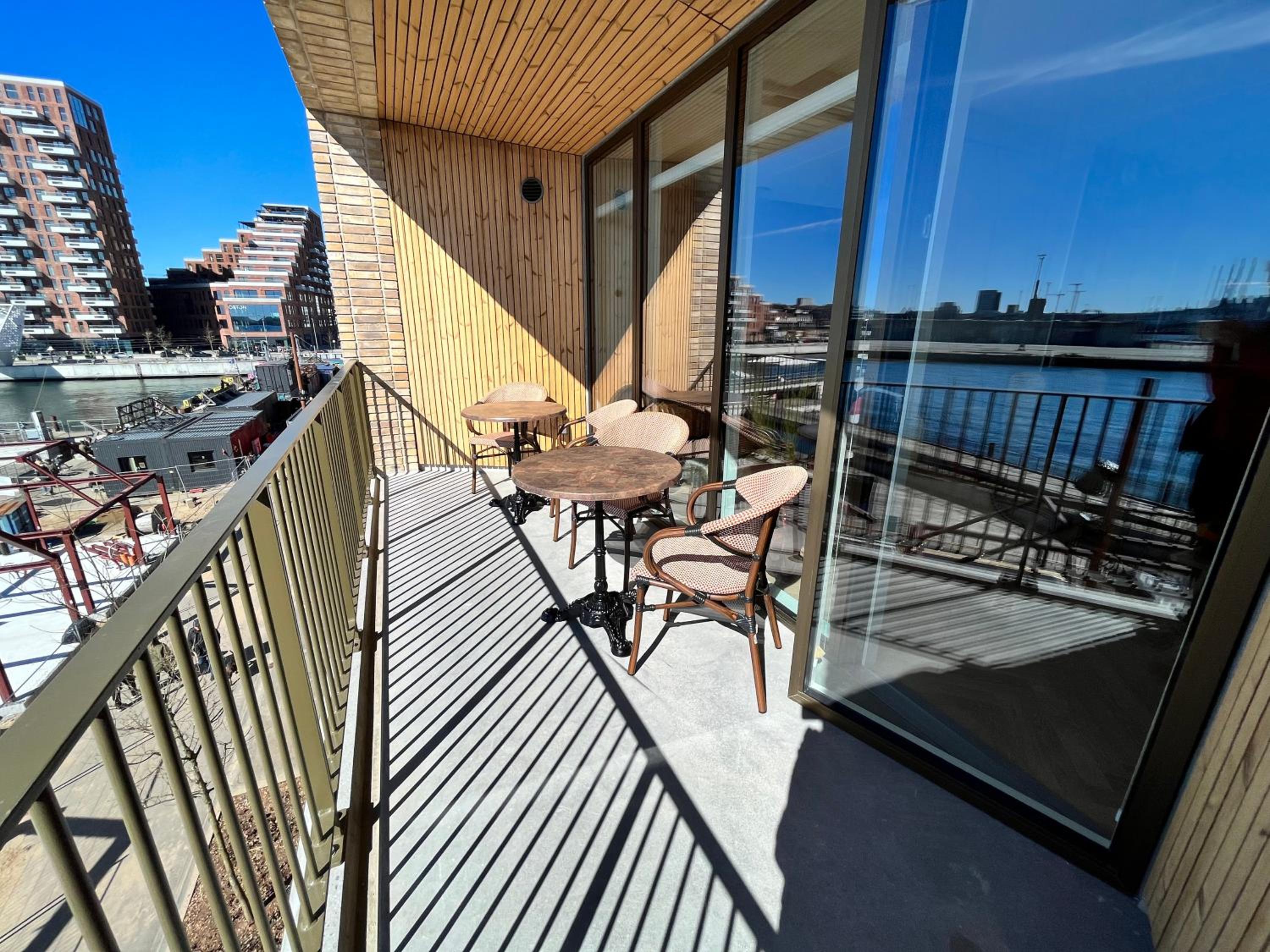 Apartment directly to seafront of Bassin 7 with big balcony and free parking view 3