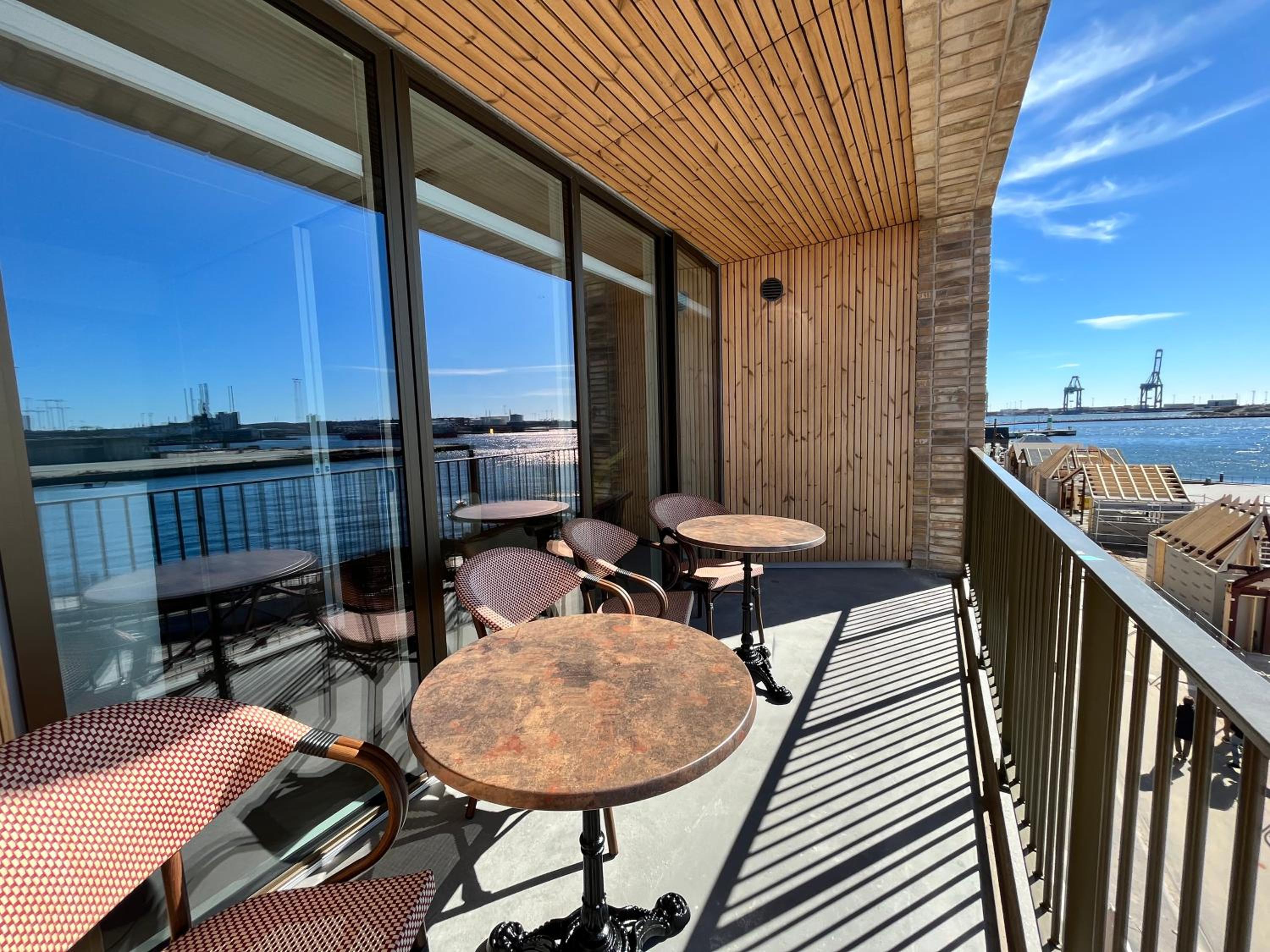 Apartment directly to seafront of Bassin 7 with big balcony and free parking view 2