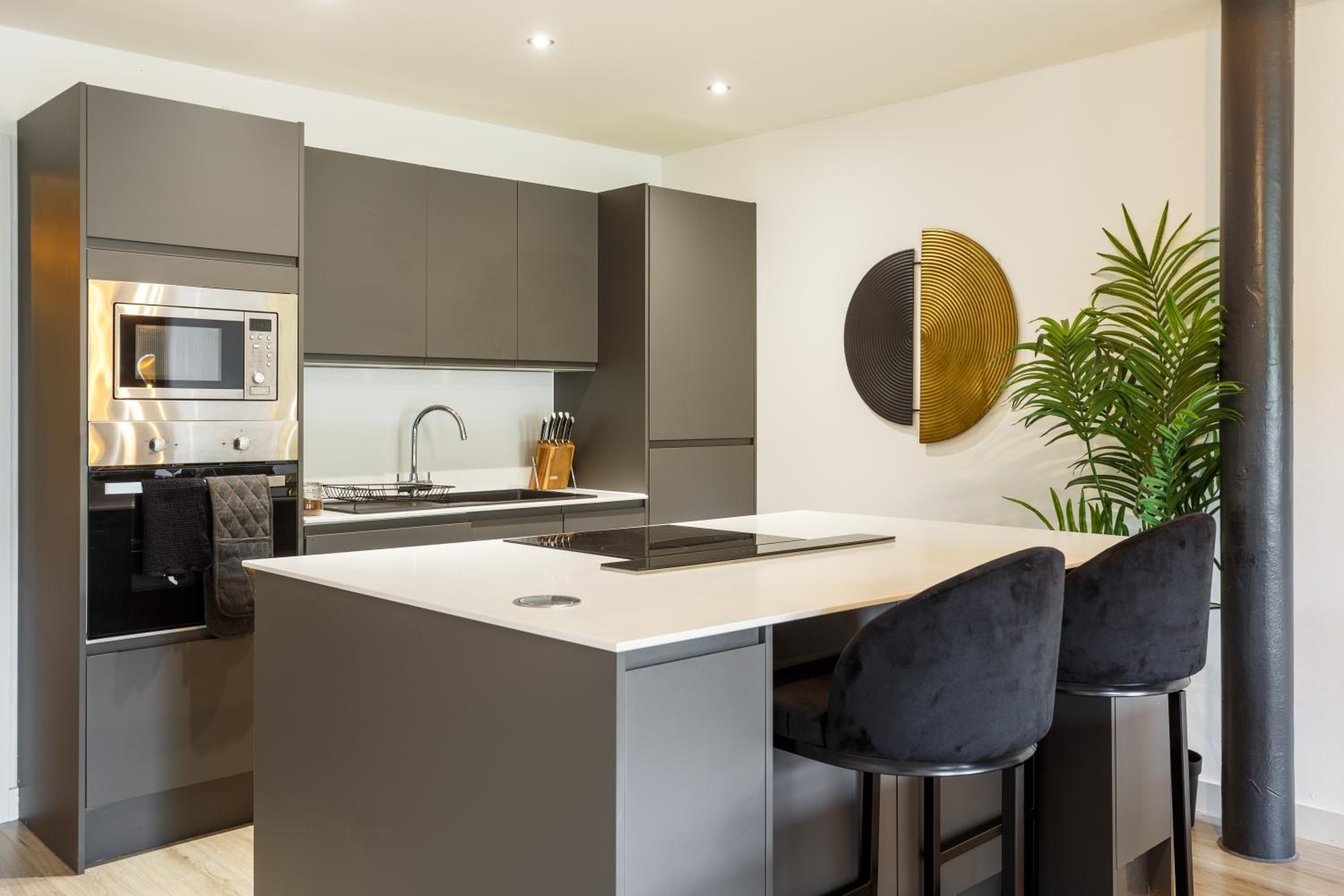 Bradford Vacations - Stunning Designer Penthouse - 85'' Cinema TV! - Property Image 27