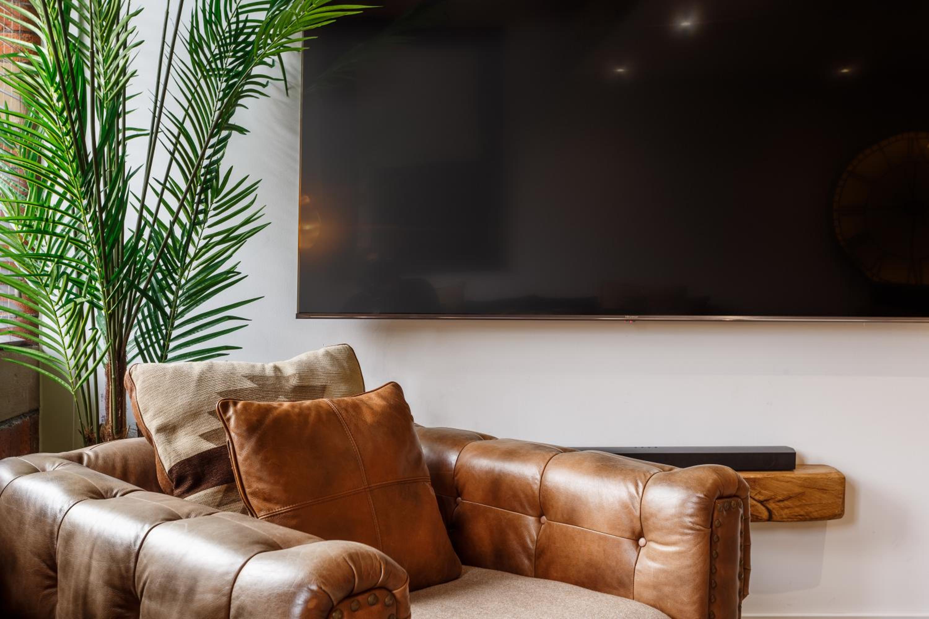 Bradford Vacations - Stunning Designer Penthouse - 85'' Cinema TV! - Property Image 13