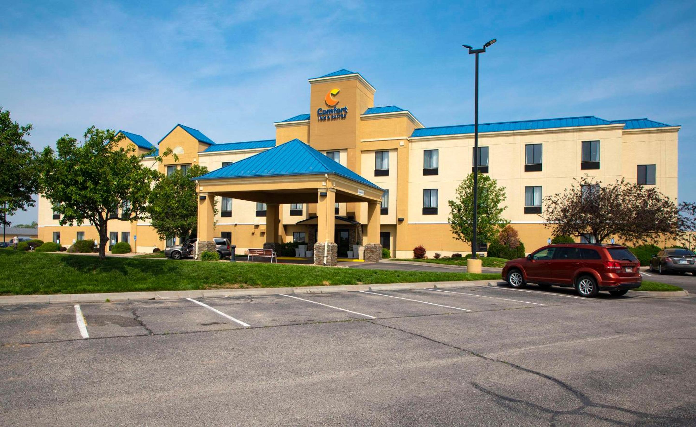 Hutchinson Vacations - Comfort Inn  Suites - Property Image 3