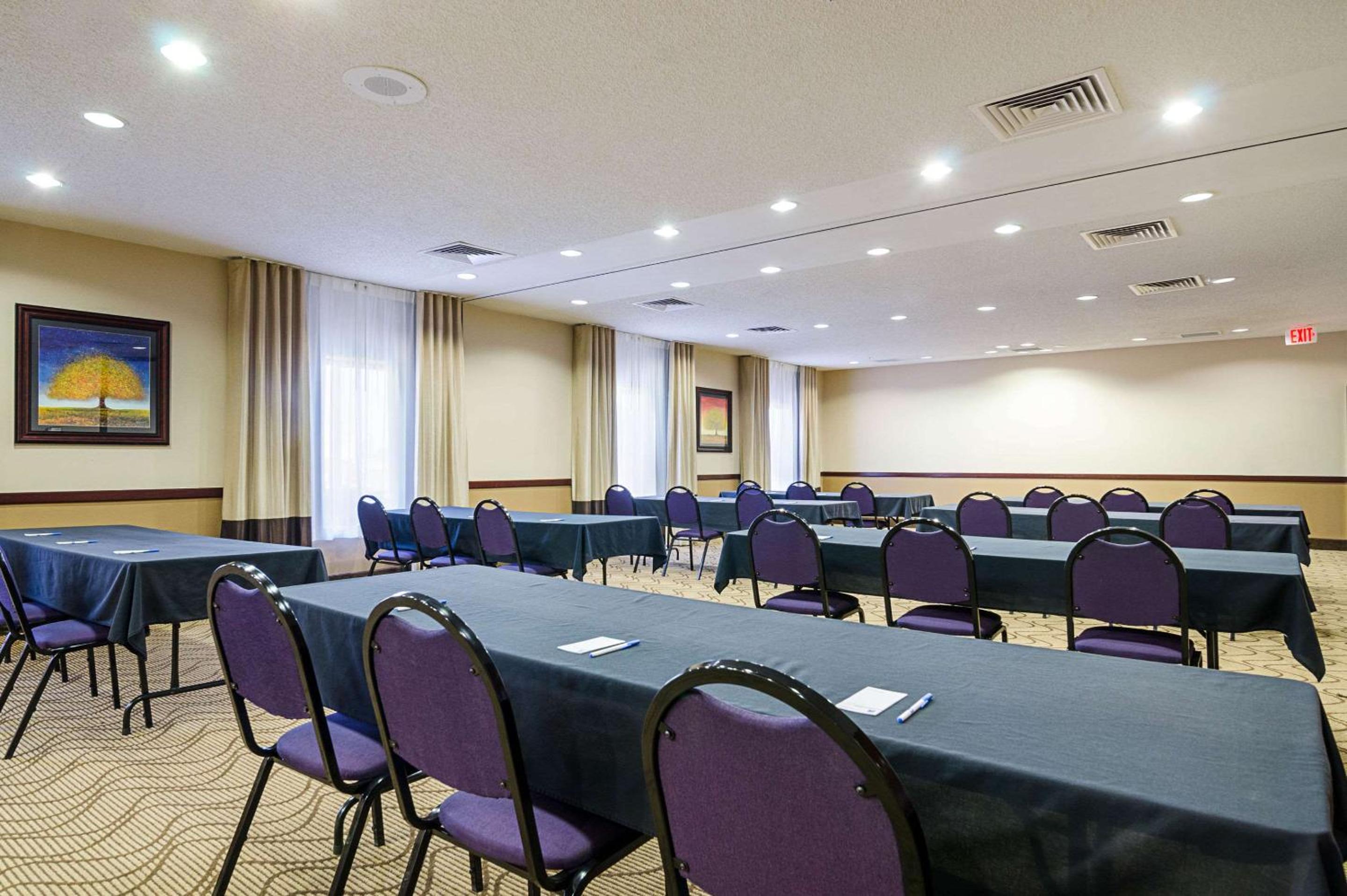 Hutchinson Vacations - Comfort Inn  Suites - Property Image 6