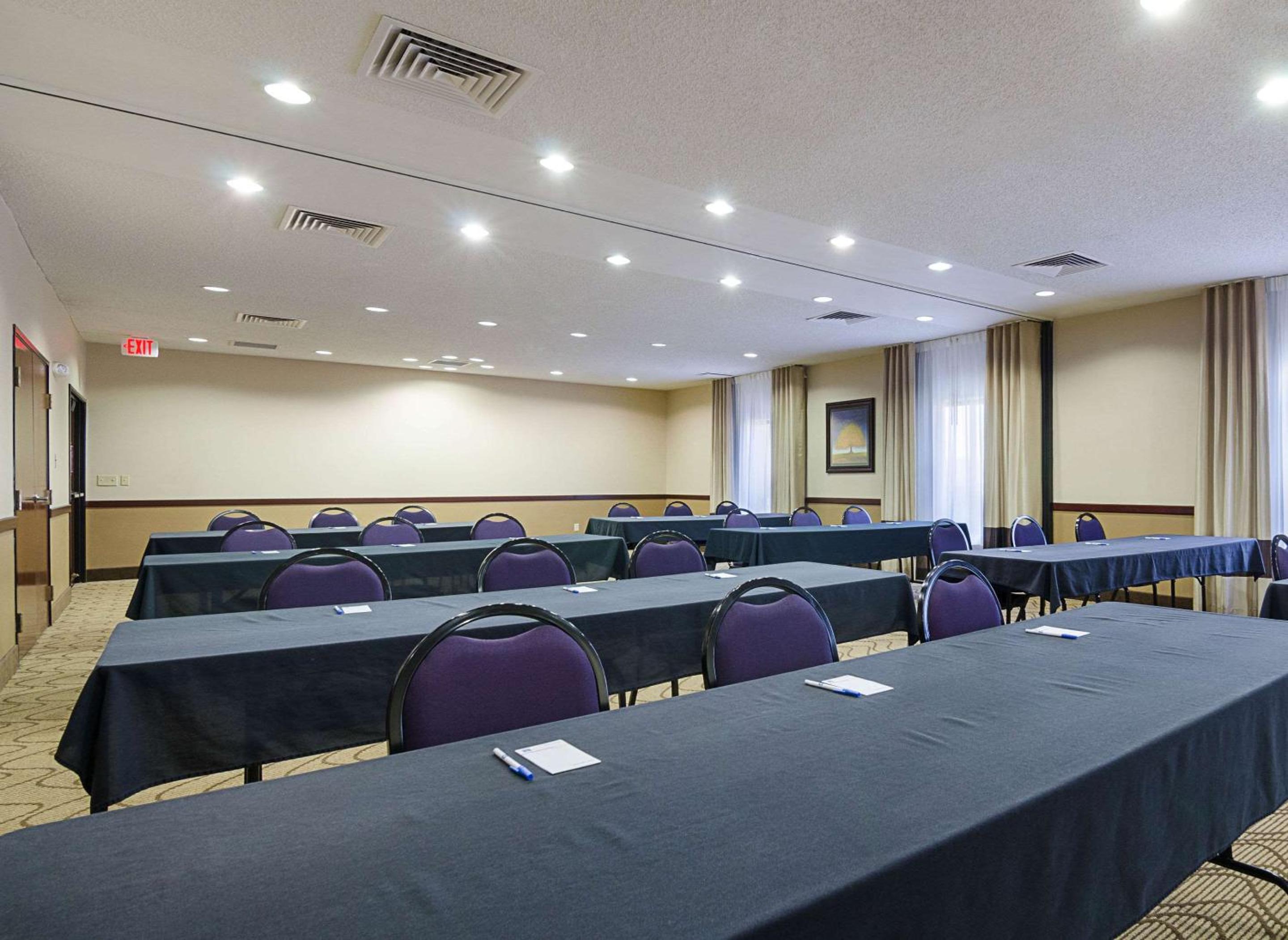 Hutchinson Vacations - Comfort Inn  Suites - Property Image 7