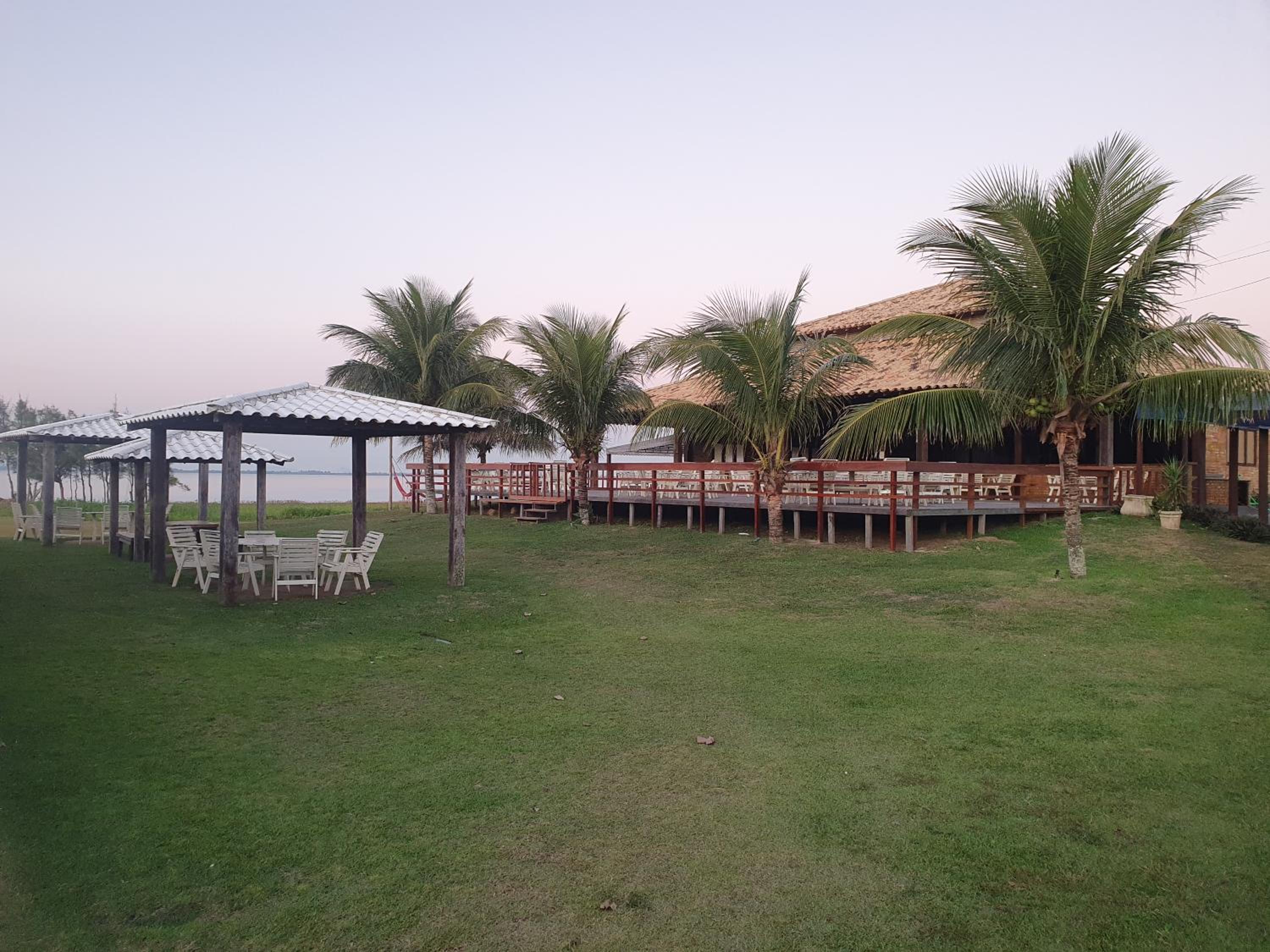 Casarão de frente para a lagoa de Praia Seca