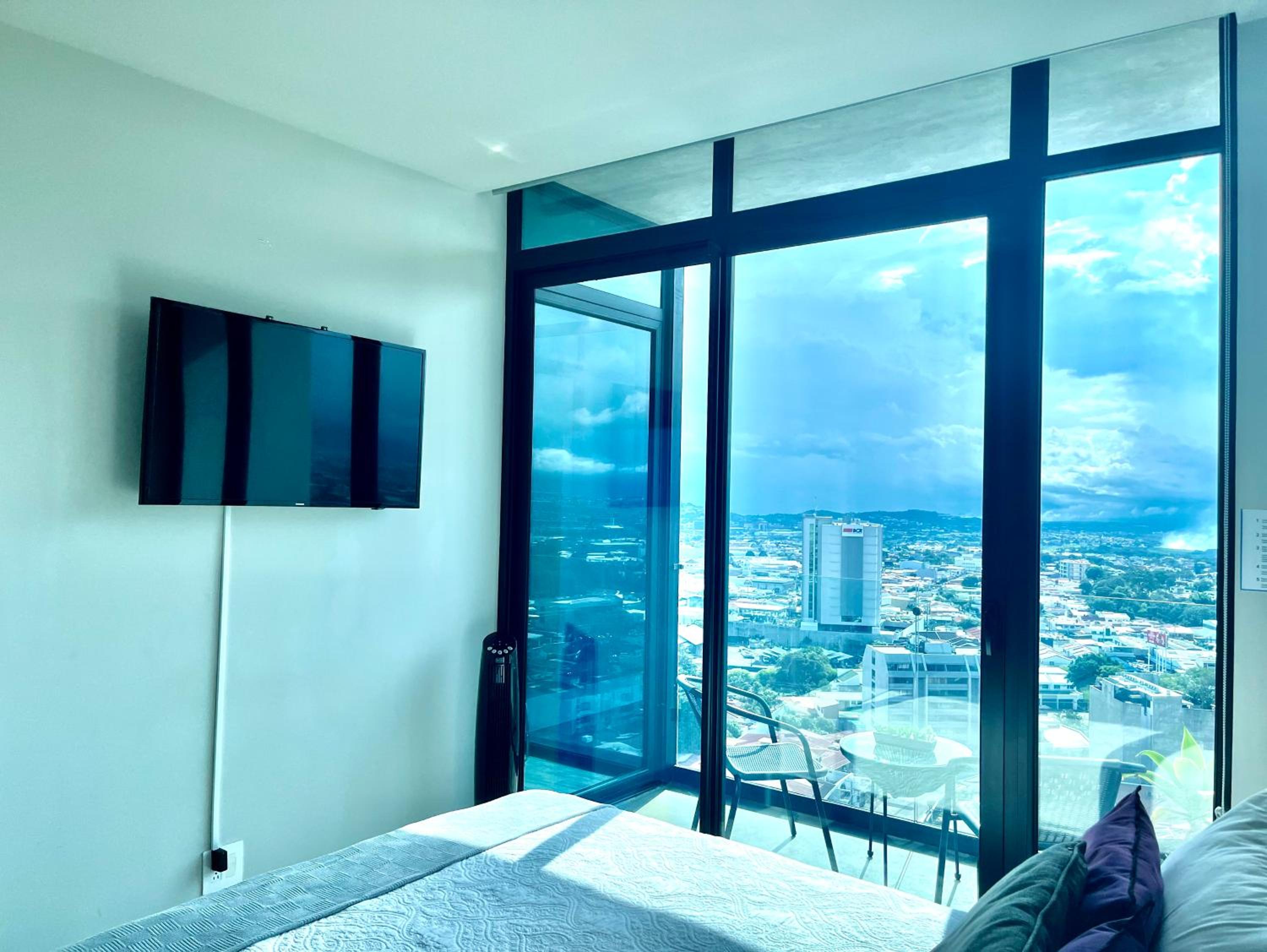 Amazing views SJO, Cozy, Equipped. 24/7 Concierge