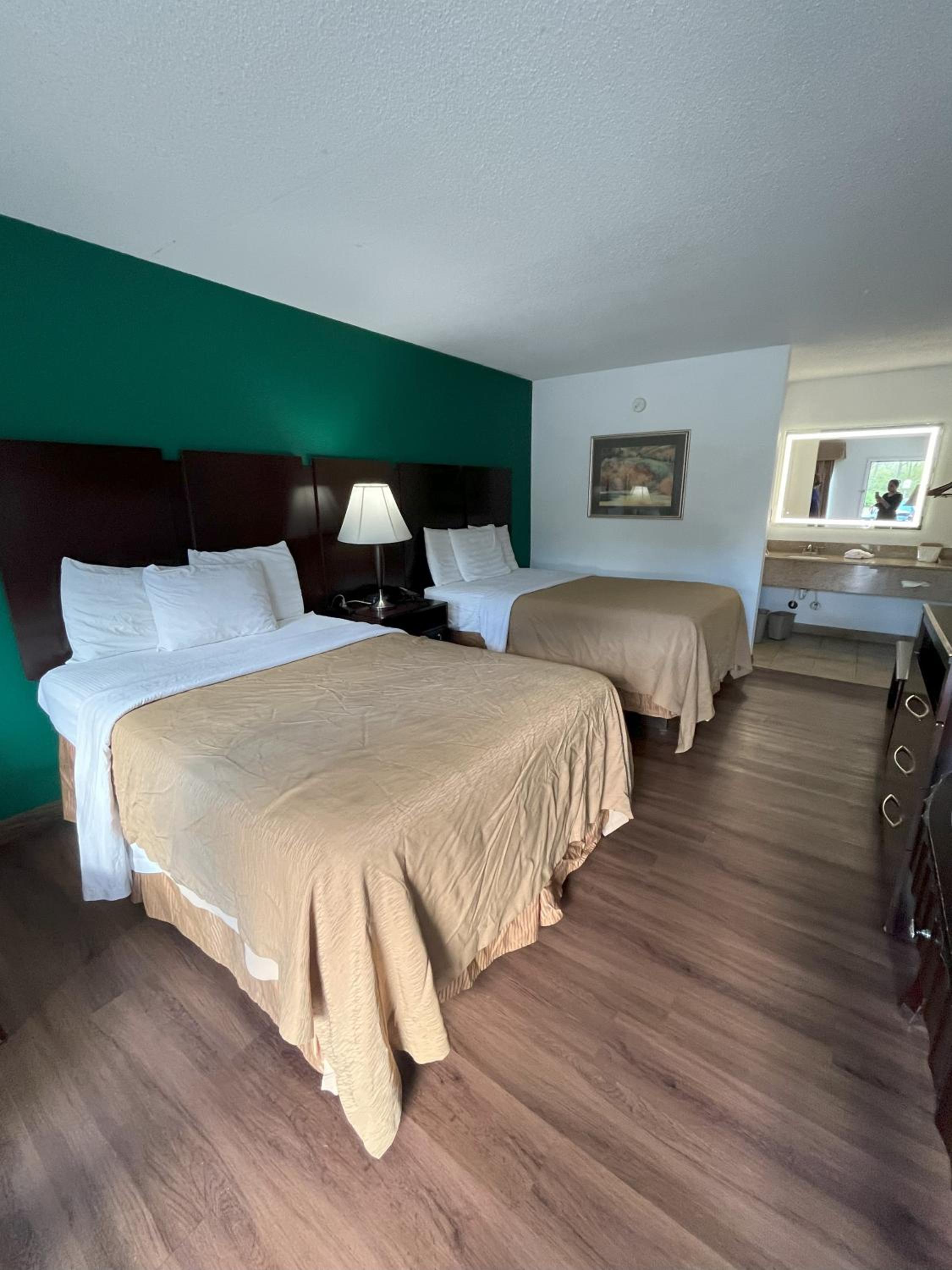 Pinetree Inn, Billede 35
