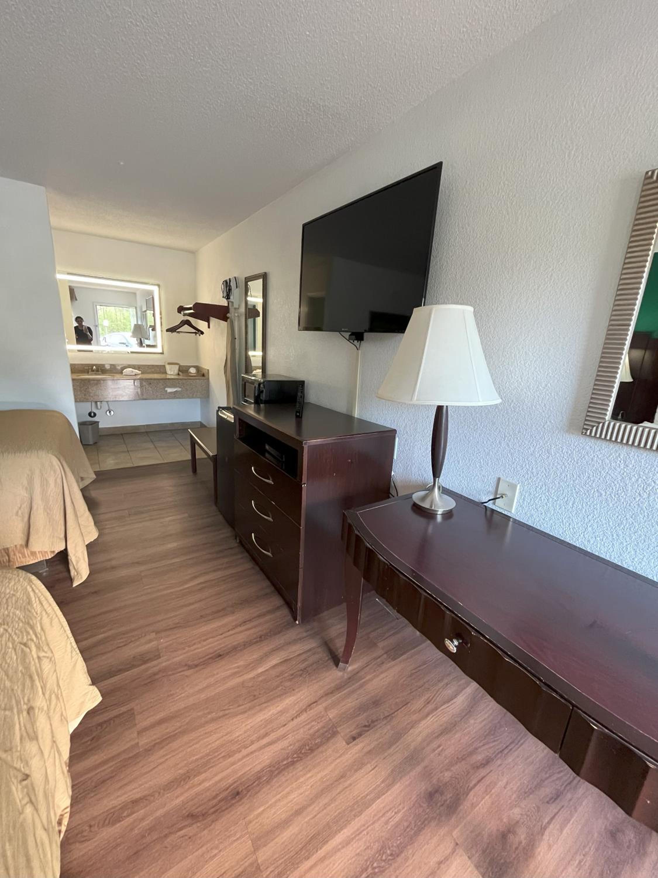 Pinetree Inn, Billede 18