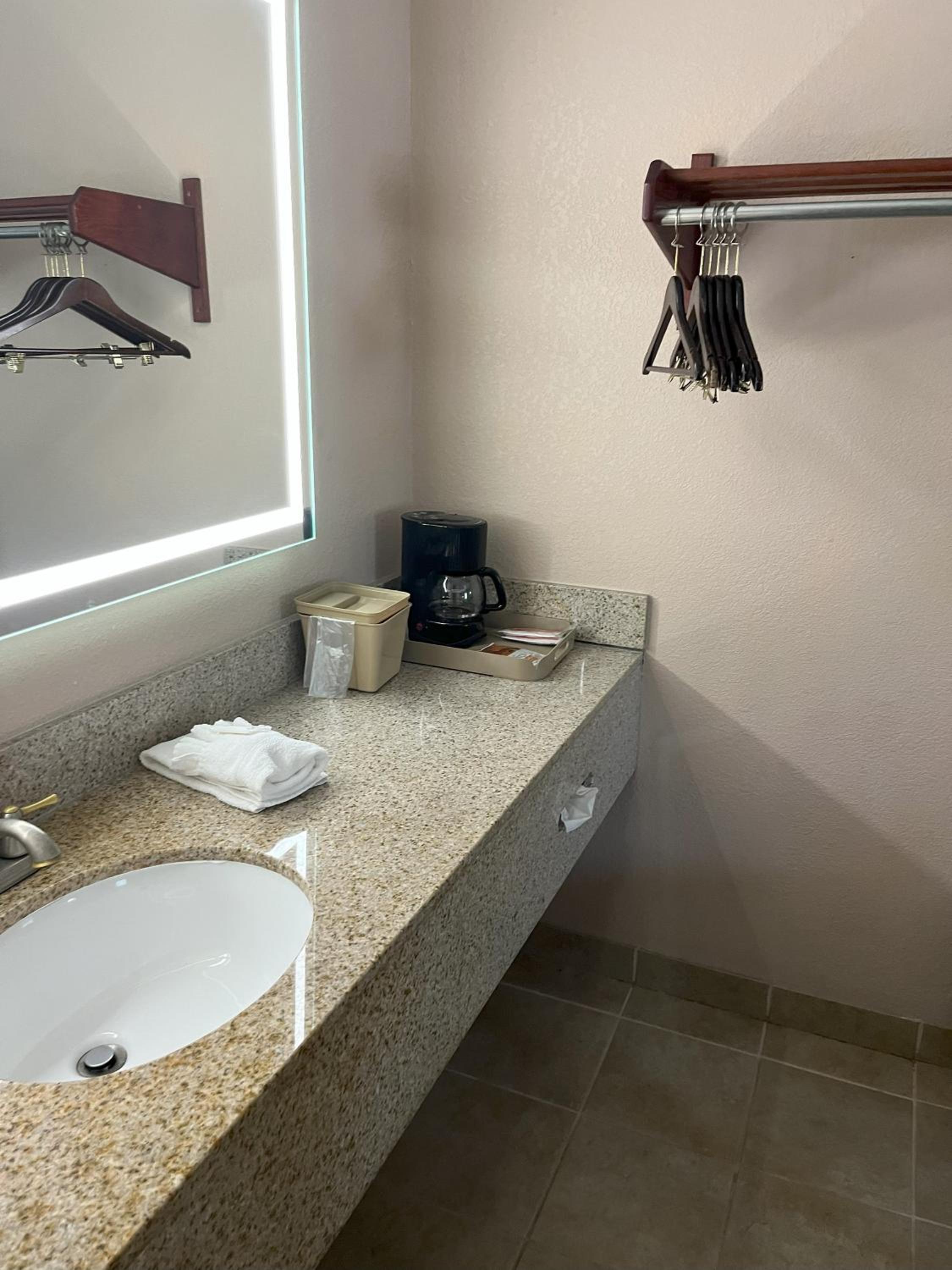 Pinetree Inn, Billede 33