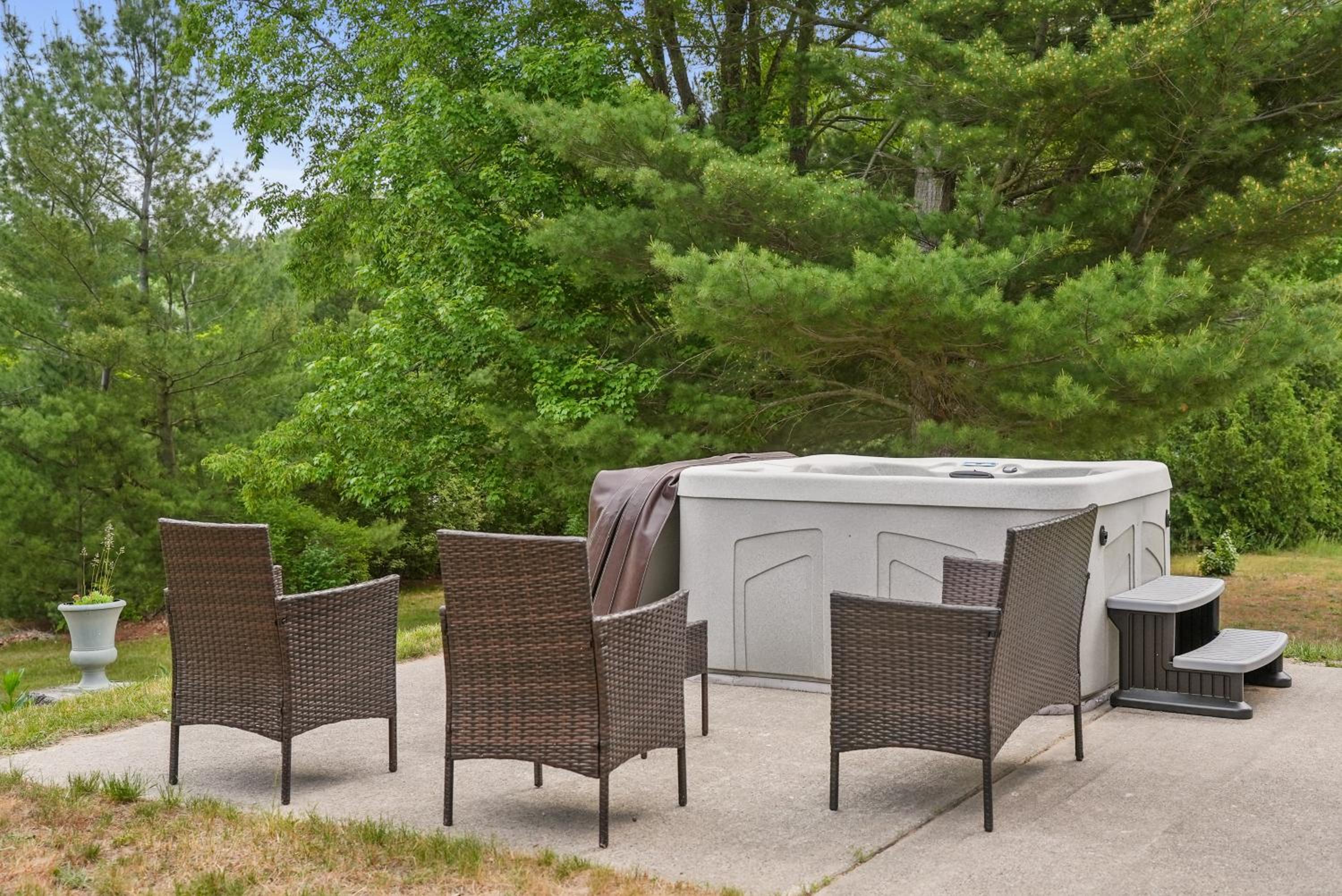 LONG LAKE RETREAT- Hot tub, Pool table, Firepit view 4