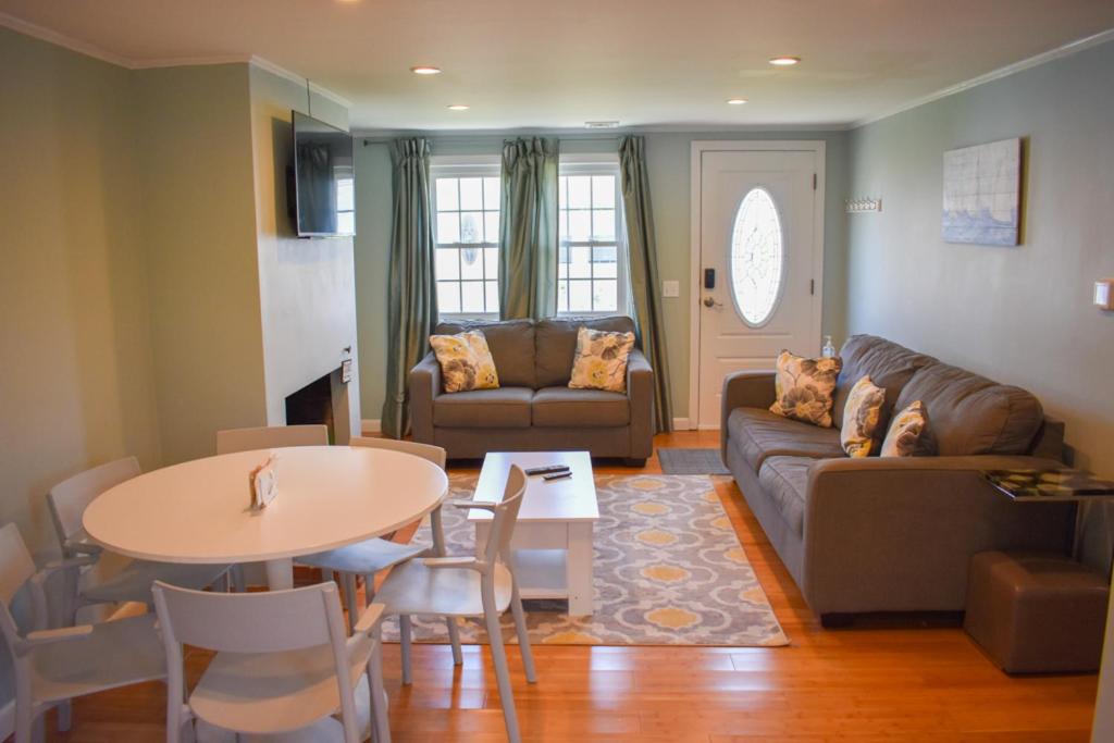 Seaside Serenity, just a block /0.1 mile away from the beach