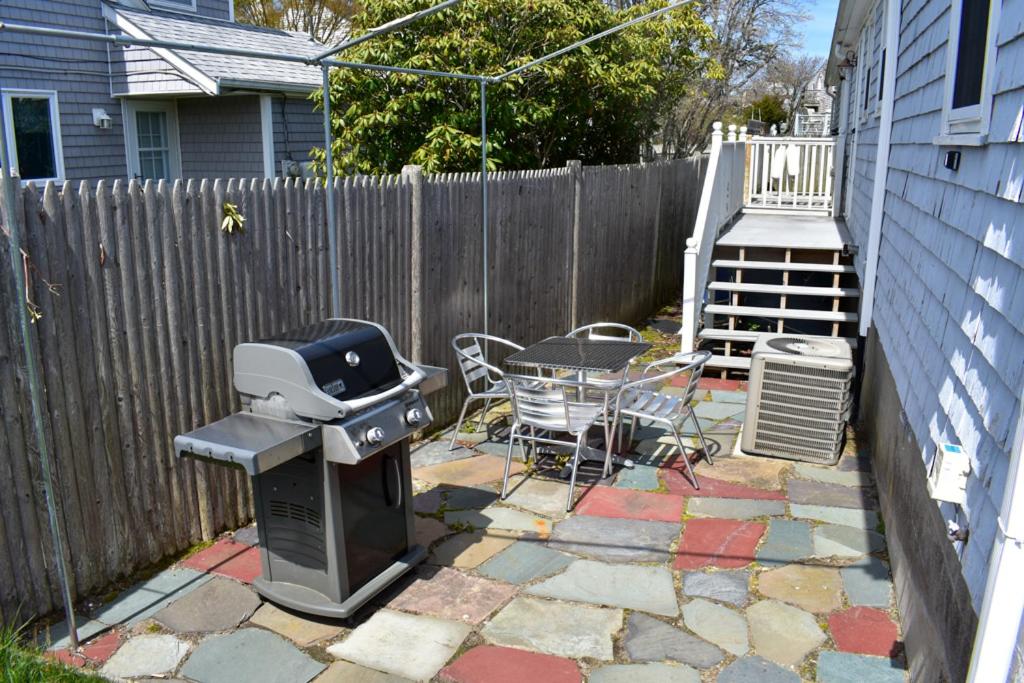 Seaside Serenity, just a block /0.1 mile away from the beach