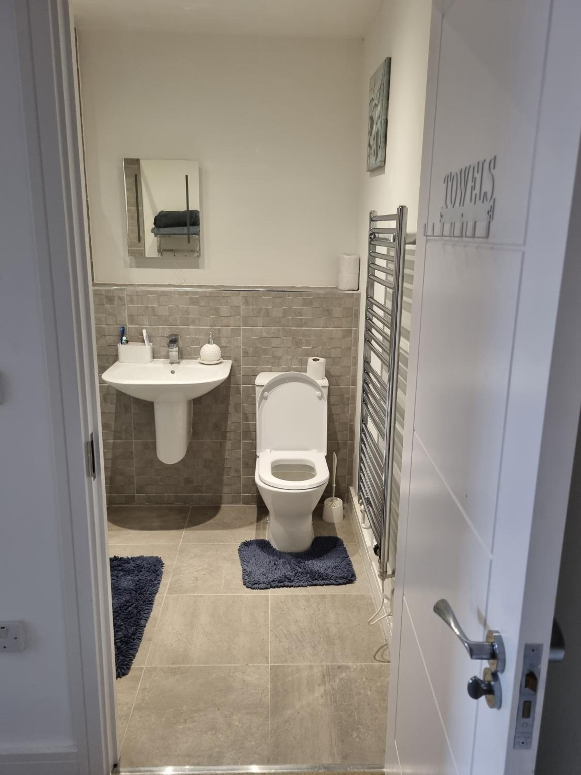 A Spacious and Hearty 2BD Swindon stay view 5