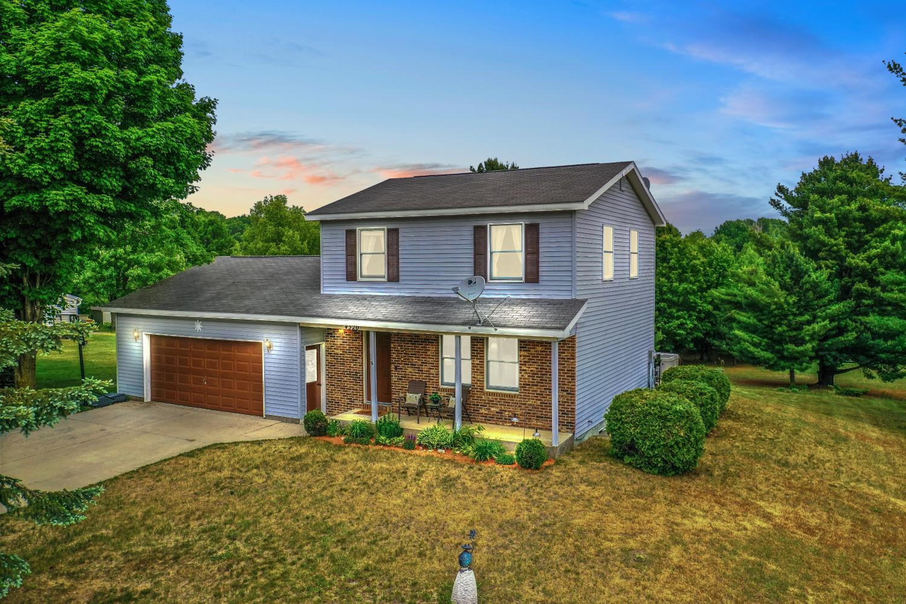 Hotel LONG LAKE RETREAT- Hot tub, Pool table, Firepit - Image 1