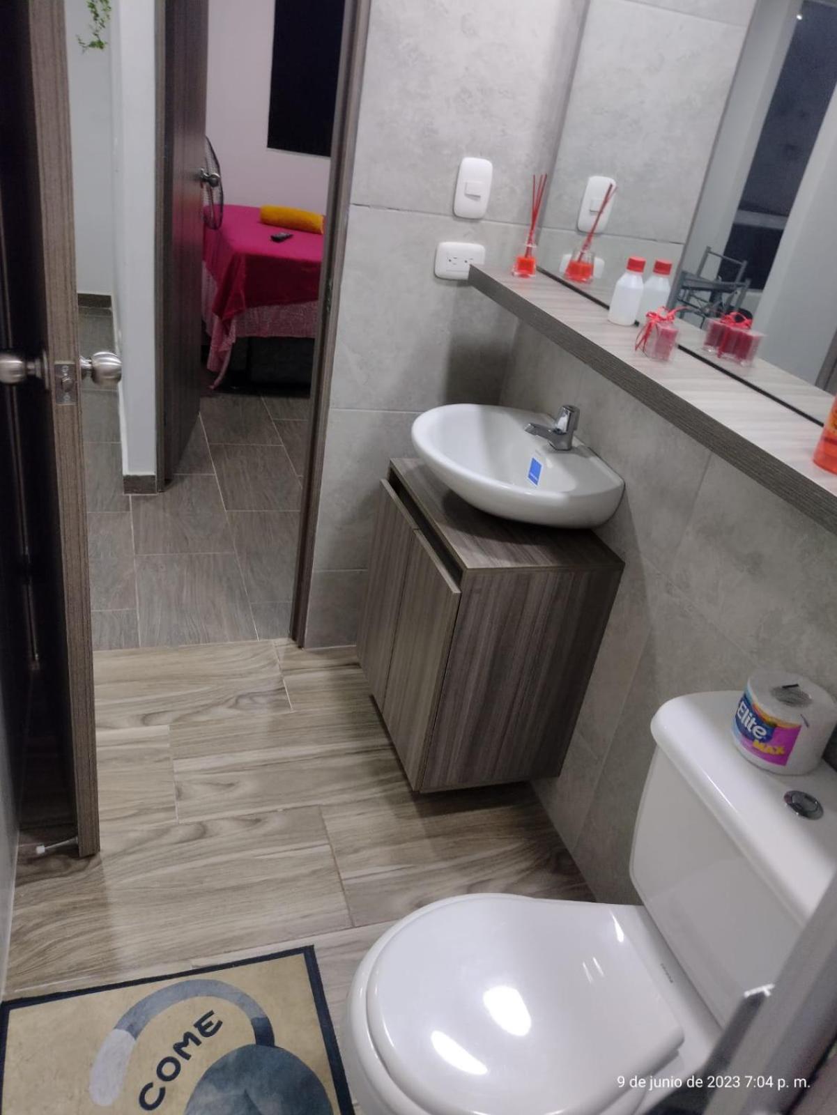 Apartamento con parqueadero y piscina